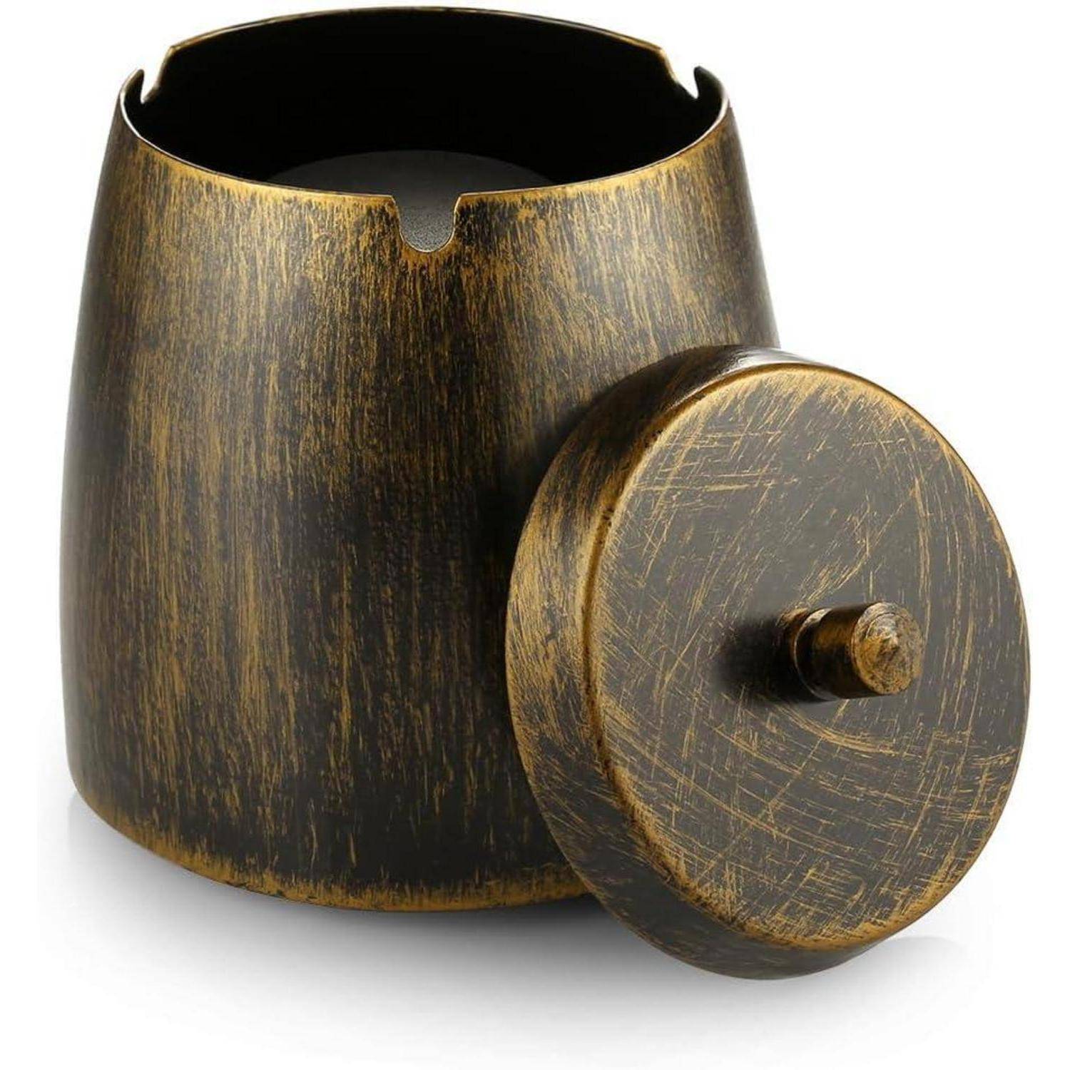 Ein bronzefarbener, im Vintage-Stil gehaltener Weinkühler mit Deckel, der ein rustikales, gebürstetes Finish aufweist und zum Kühlen und Servieren von Wein entwickelt wurde.