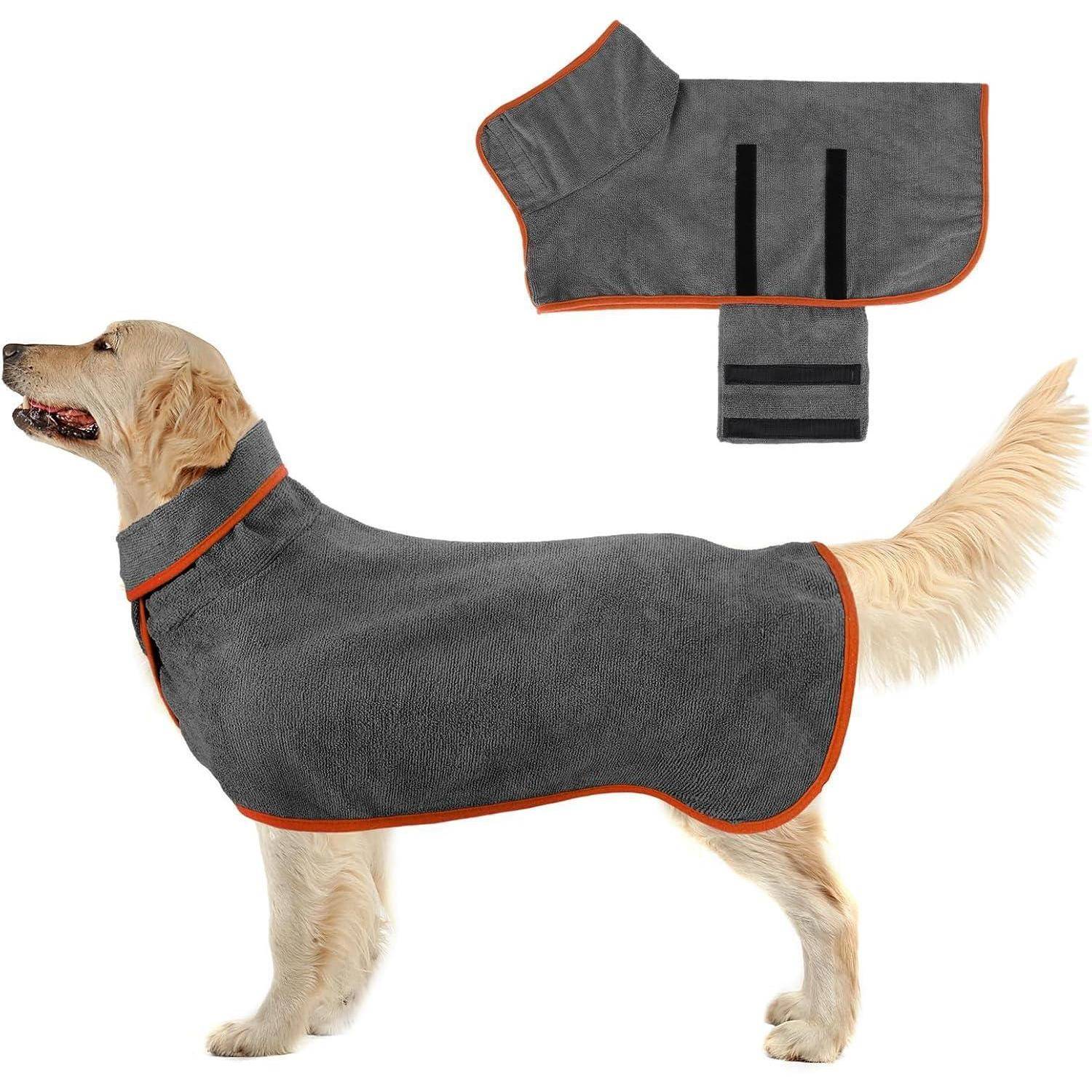 Golden Retriever mit einem grauen Hundemantel mit orangefarbener Einfassung, der seitlich steht; separates Bild, das die flache Anordnung des Mantels zeigt.