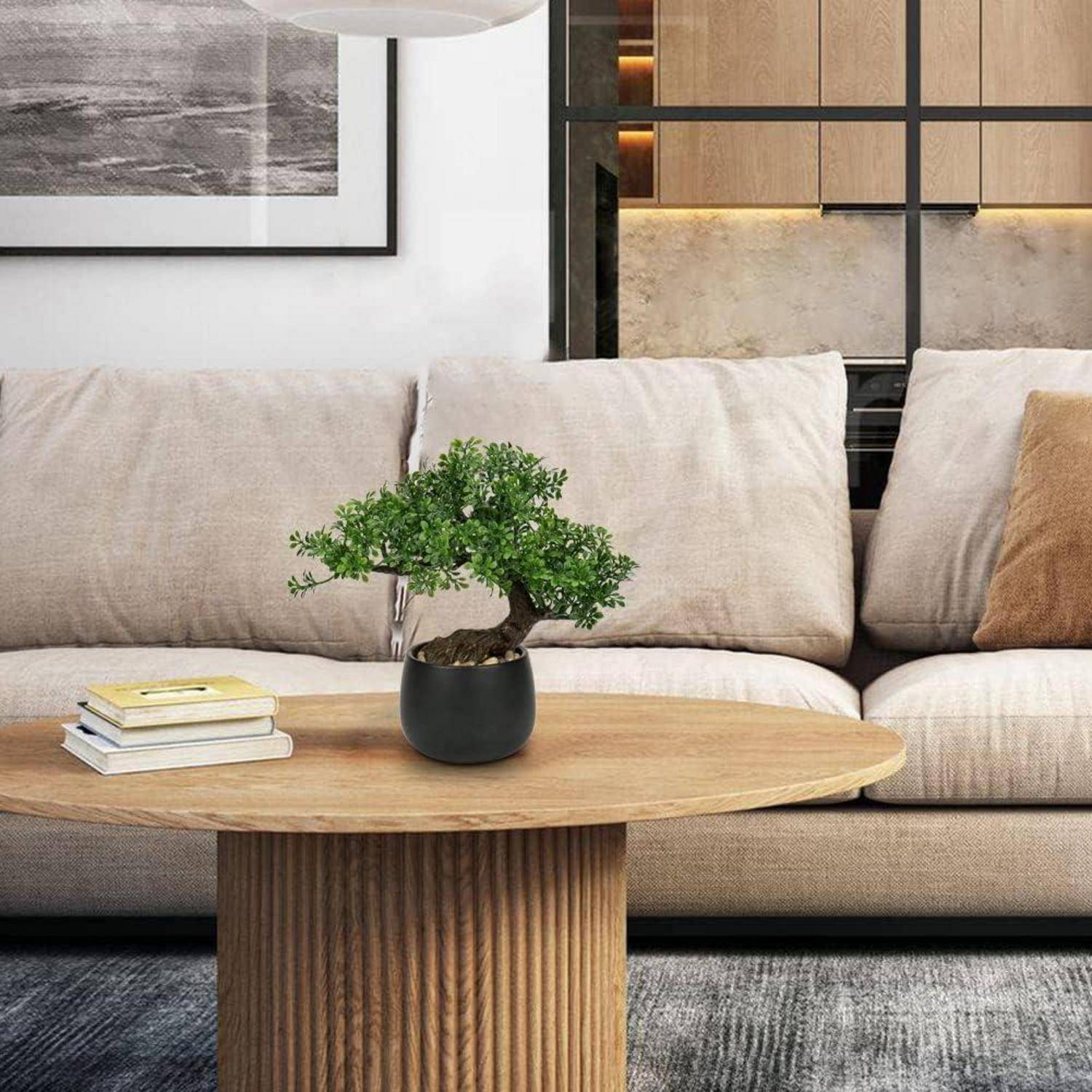 Ein modernes Wohnzimmer präsentiert ein beiges Sofa mit Kissen, einen Holzkaffeetisch mit einer Topfpflanze und ein großes Fenster im Hintergrund.