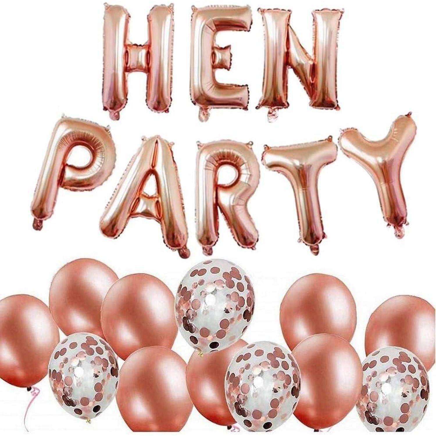 Roségoldene Luftballonbuchstaben buchstabieren HEN PARTY. Darunter sorgen rosa und transparente Luftballons mit Konfetti für eine festliche Atmosphäre.