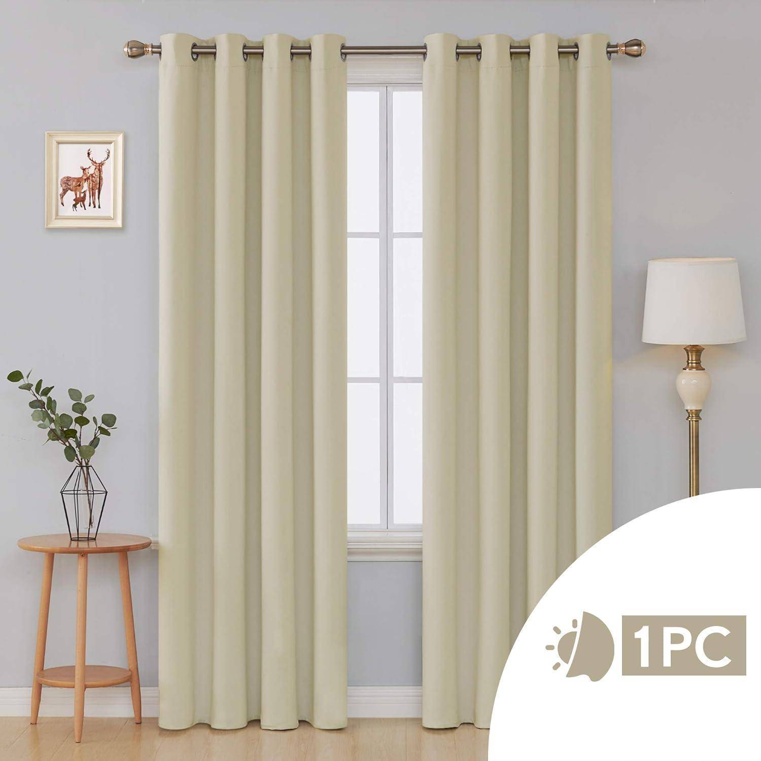 Cremefarbene Vorhänge, die vor einem Fenster in einem Wohnzimmer hängen. Ein kleiner Tisch mit einer Pflanze, einem Bilderrahmen und einer Stehlampe stehen in der Nähe.