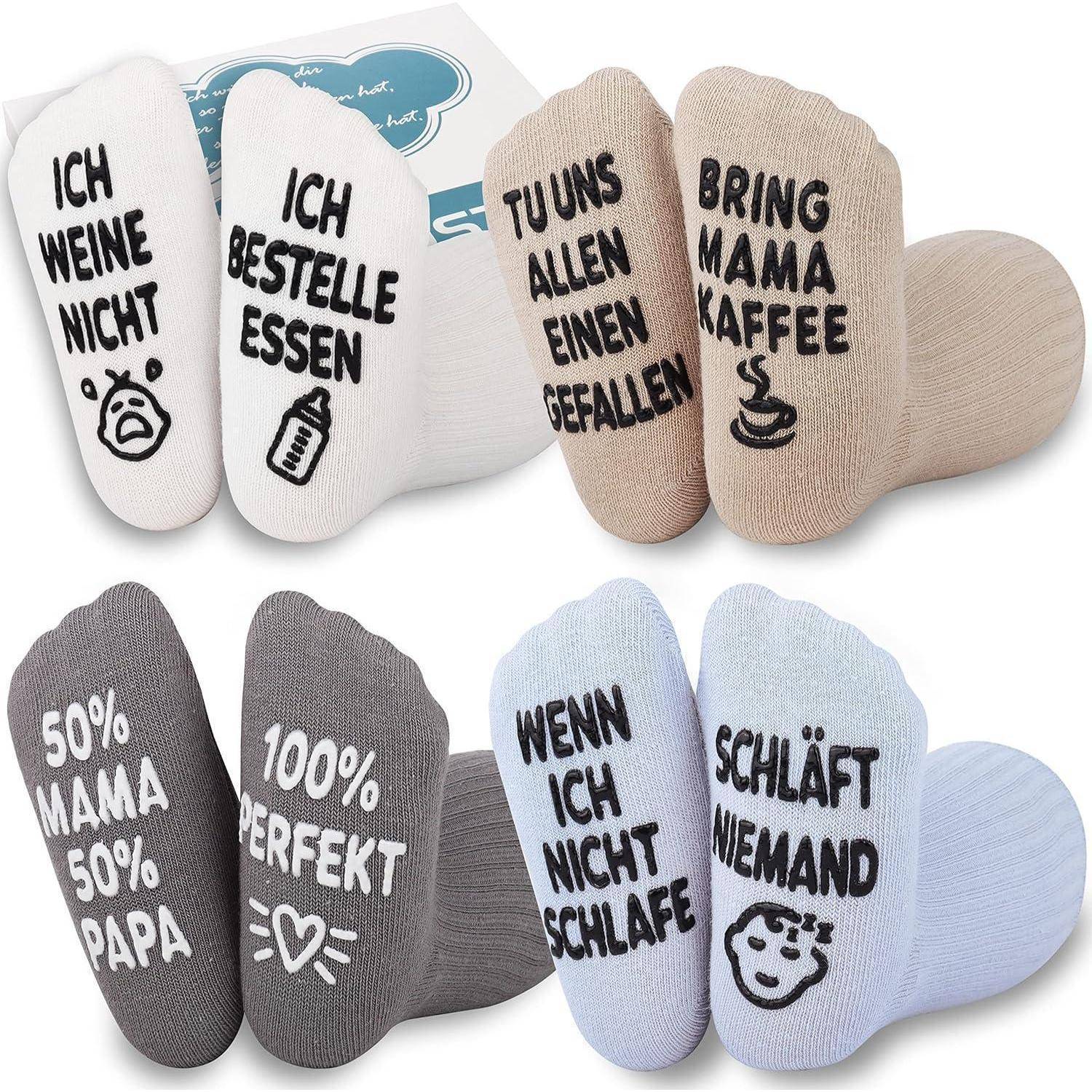 Socken mit humorvollen deutschen Phrasen, einschließlich 'Ich weine nicht', 'Ich bestelle Essen' und 'Bring Mama Kaffee', die spielerische Forderungen darstellen.