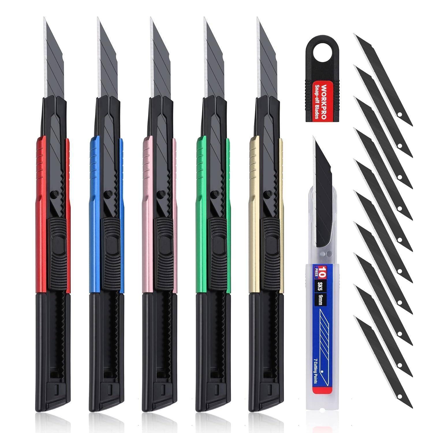 Fünf einziehbare Utility-Messer in Rot, Blau, Pink, Grün und Gold mit Ersatzklingen daneben.