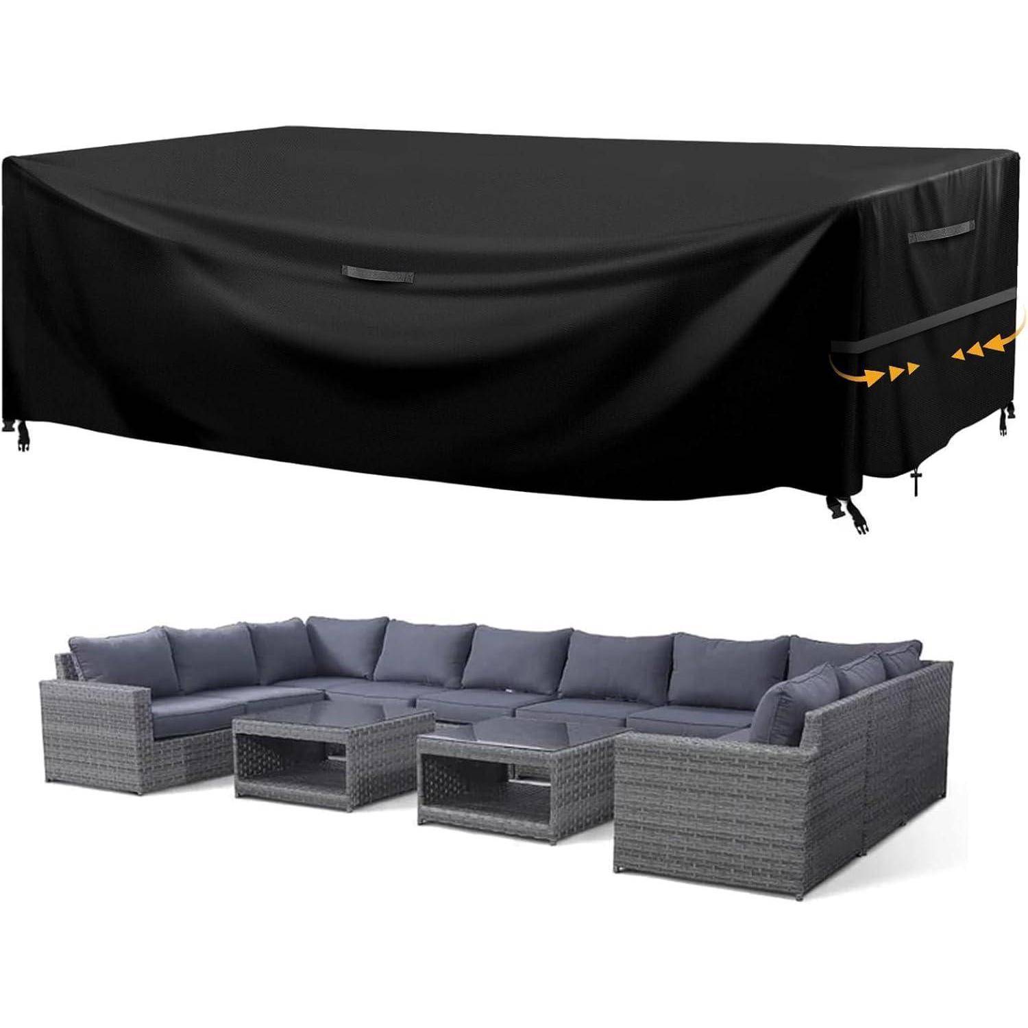 Eine Terrassen-Ecksofa-Garnitur mit grauen Kissen und einer schützenden schwarzen Abdeckung. Das Bild zeigt die Abdeckung an ihrem Platz und das Sofa ohne Abdeckung.