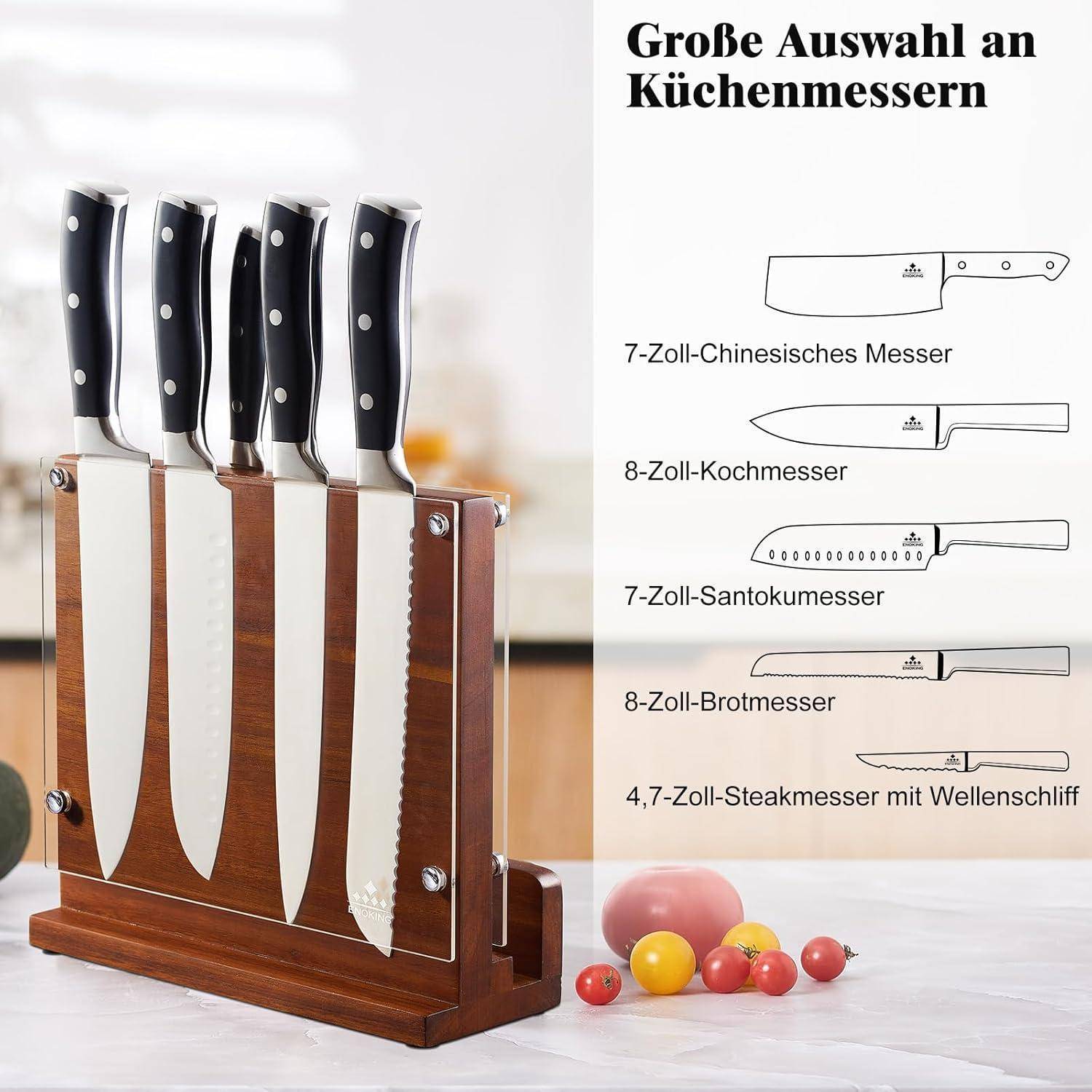Ein Holz-Messerblock enthält fünf Messer in verschiedenen Größen und Formen. Rechts davon zeigt eine Illustration die Bezeichnung der einzelnen Messertypen auf Deutsch.