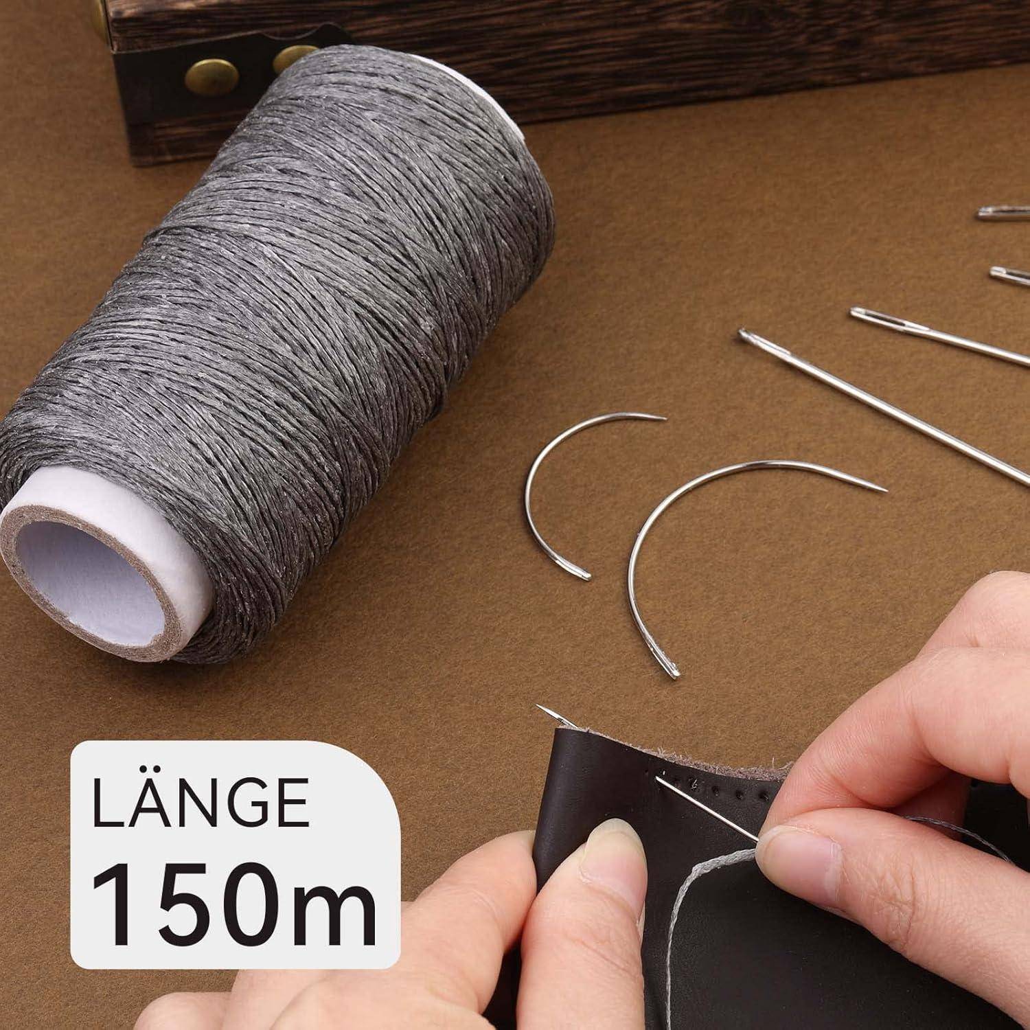 Eine Rolle mit 150m grauem Garn und Nähutensilien liegen auf einem Tisch. Eine Person näht Leder mit einer Nadel und Garn.