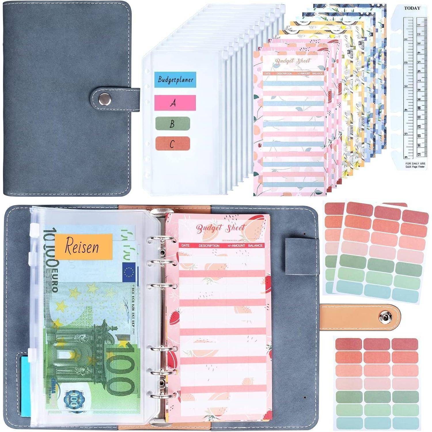 Budgetplaner-Set mit grauem Einband, geöffnet, um einen 100-Euro-Schein in einer durchsichtigen Tasche zu zeigen. Enthält Budgetblätter und Etiketten zur Organisation.