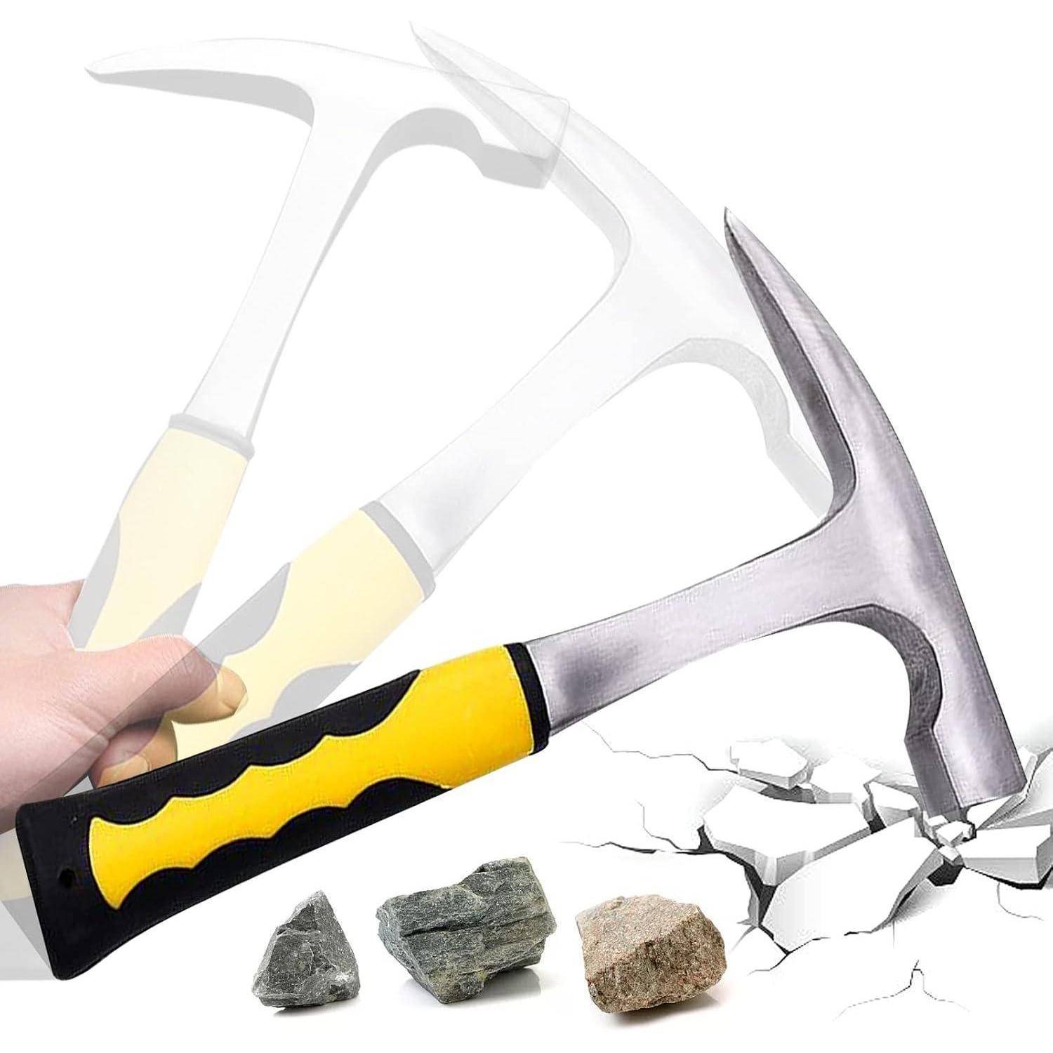 Eine Hand hält einen geologischen Hammer mit gelb-schwarzem Griff und schlägt auf Gesteine, wodurch sie zu zerbrechen beginnen. Drei kleine Gesteinsbrocken sind in der Nähe sichtbar.