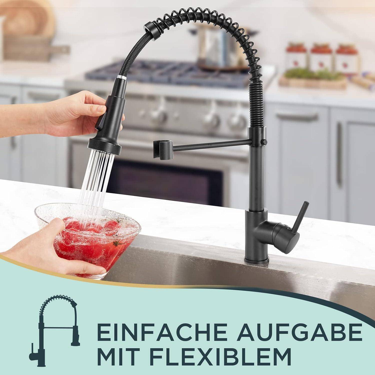 Eine Person spült Erdbeeren unter einem flexiblen, schwarzen Küchenhahn mit Spiralfedern-Design. Der Text lautet 