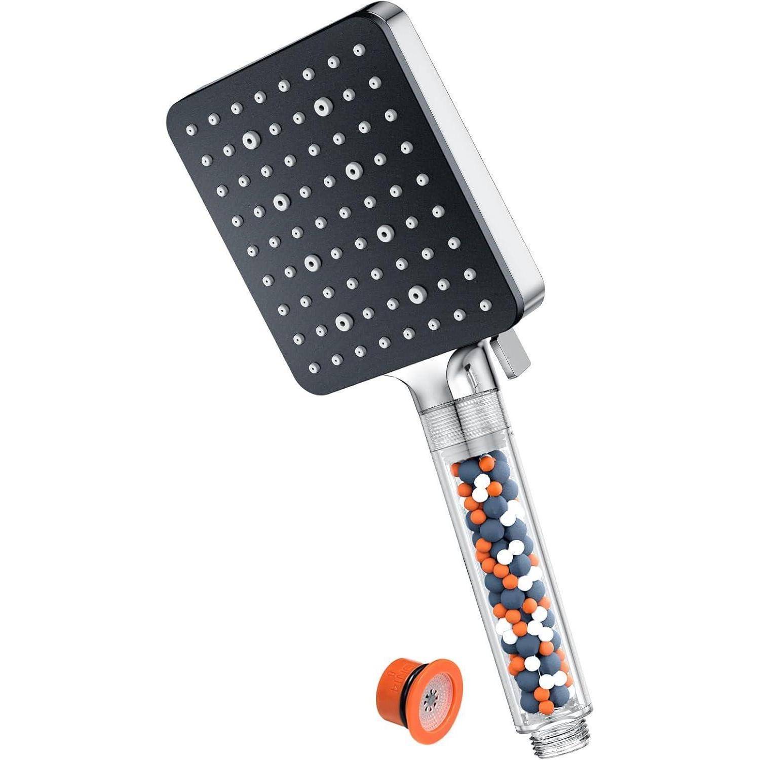 Eckiger Duschkopf mit Mineralperlen im Griff zur Filtration; kleine abnehmbare Düse an der Seite.