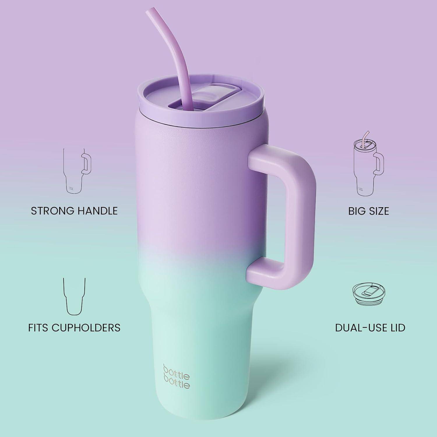 Ein großer Becher mit einem violett-grünen Verlaufsdesign verfügt über einen Strohhalm, einen stabilen Griff und einen Deckel mit doppelter Verwendungsmöglichkeit. Zu den Hauptmerkmalen gehören die Becherhalter-Kompatibilität und die große Größe.