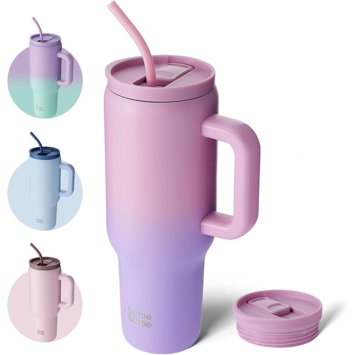 Ein Thermobecher mit Pastellfarbverlauf, Henkel, Deckel und Strohhalm in drei Farbvariationen: Rosa, Blau und Mehrfarbig.