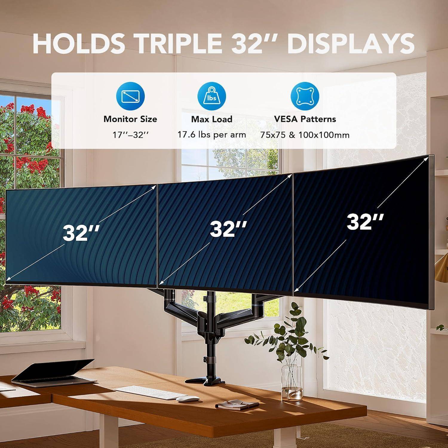 Triple-Monitor-Setup auf einem Schreibtisch mit drei 32-Zoll-Bildschirmen. Text besagt: 'Hält drei 32