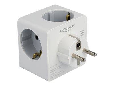 Ein weißer, kubusförmiger Netzadapter mit drei europäischen Steckdosen und einem Stecker. Der Markenname 'Delock' ist seitlich aufgedruckt.
