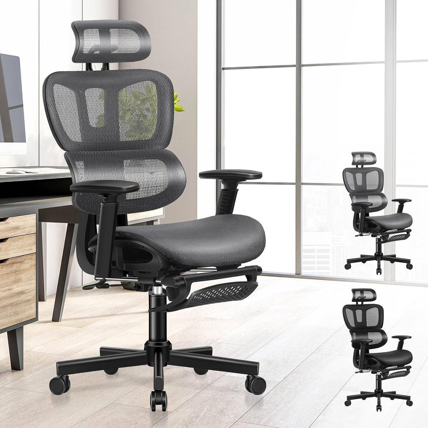 Ergonomischer schwarzer Bürostuhl aus Netzgewebe mit verstellbaren Armlehnen und Kopfstütze in einem modernen Büroumfeld mit Schreibtisch und Computermonitor.