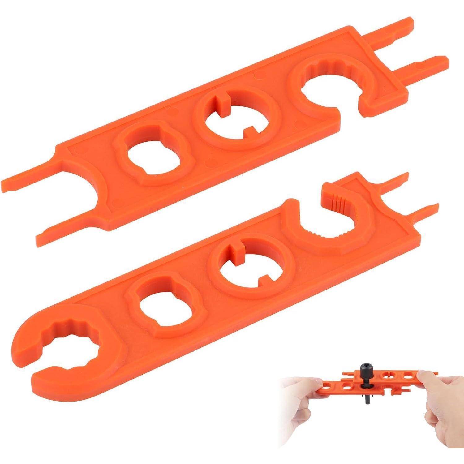 „Zwei orangefarbene Plastik-Schraubenschlüssel mit unterschiedlich geformten Schlitzen und Griffen, die zum Entfernen von Wasserhahn- und Waschbecken-Muttern in verschiedenen Größen entwickelt wurden.