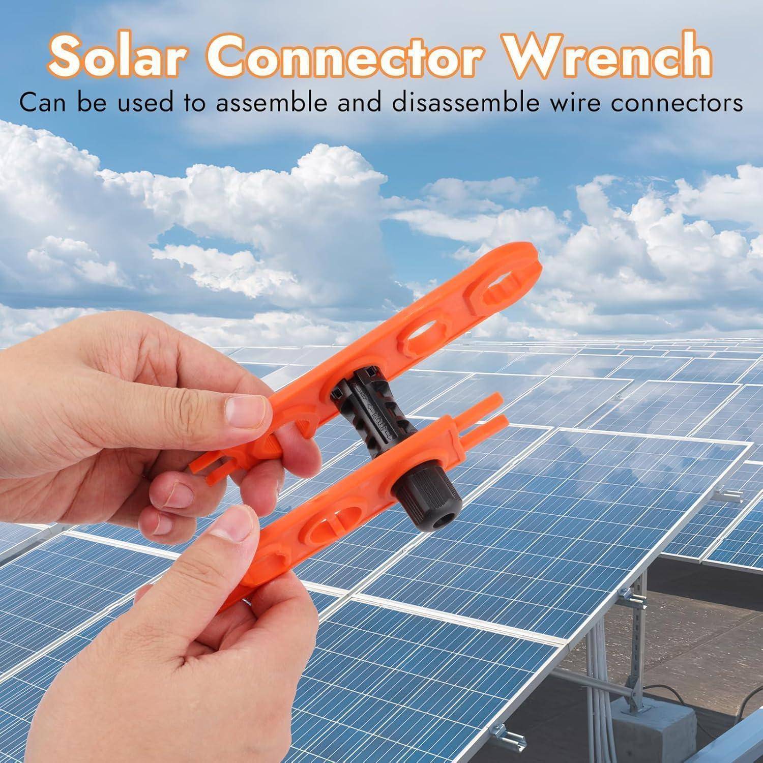Person mit einem orangefarbenen Solar-Schraubenschlüssel beim Zusammenbau von Kabelverbindern an einem Solarmodul. Text liest sich 