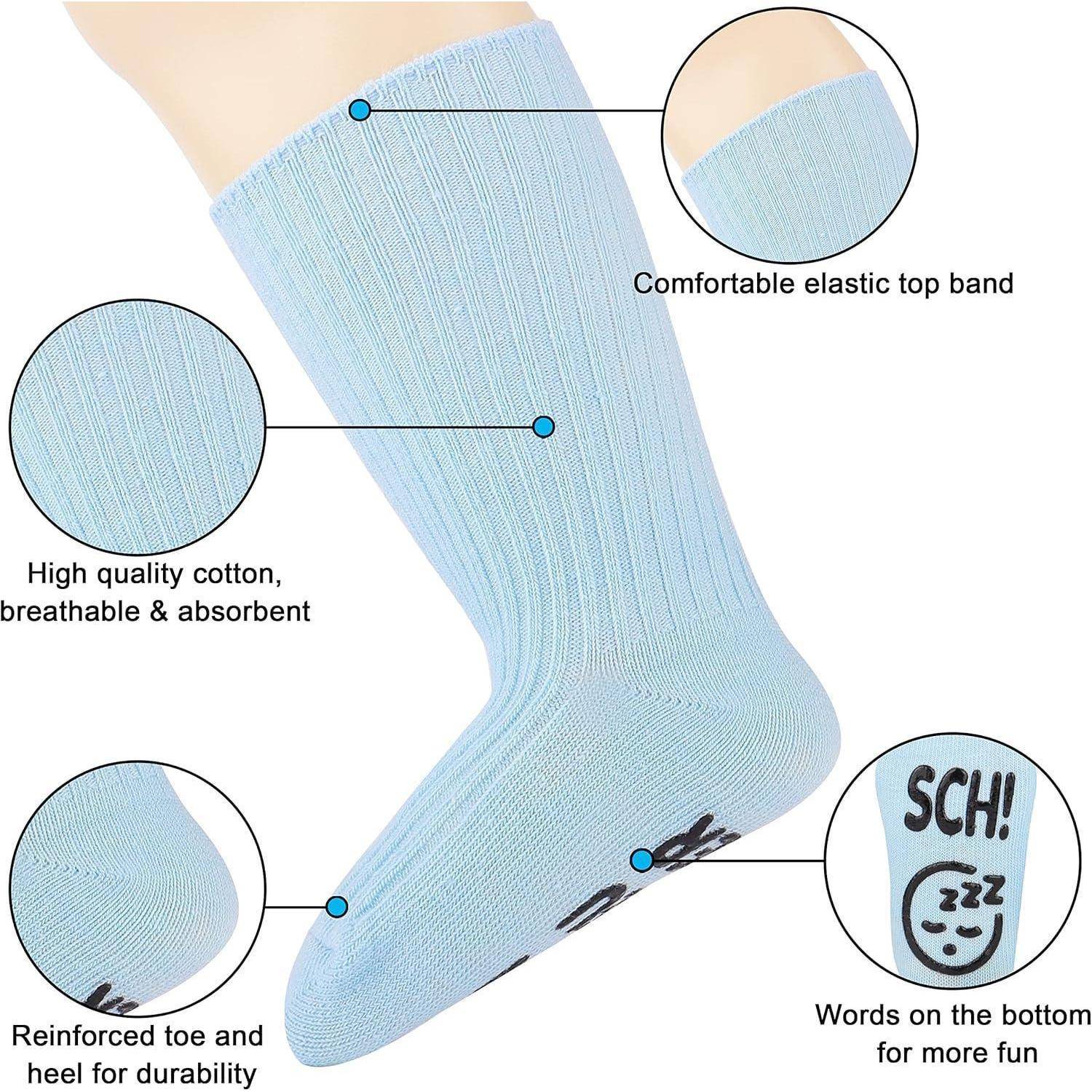 Eine blaue Socke mit hervorgehobenen Merkmalen: bequemes elastisches Abschlussband, hochwertige Baumwolle, verstärkter Zehen- und Fersenbereich für Langlebigkeit und Worte am Boden zum Spaß.