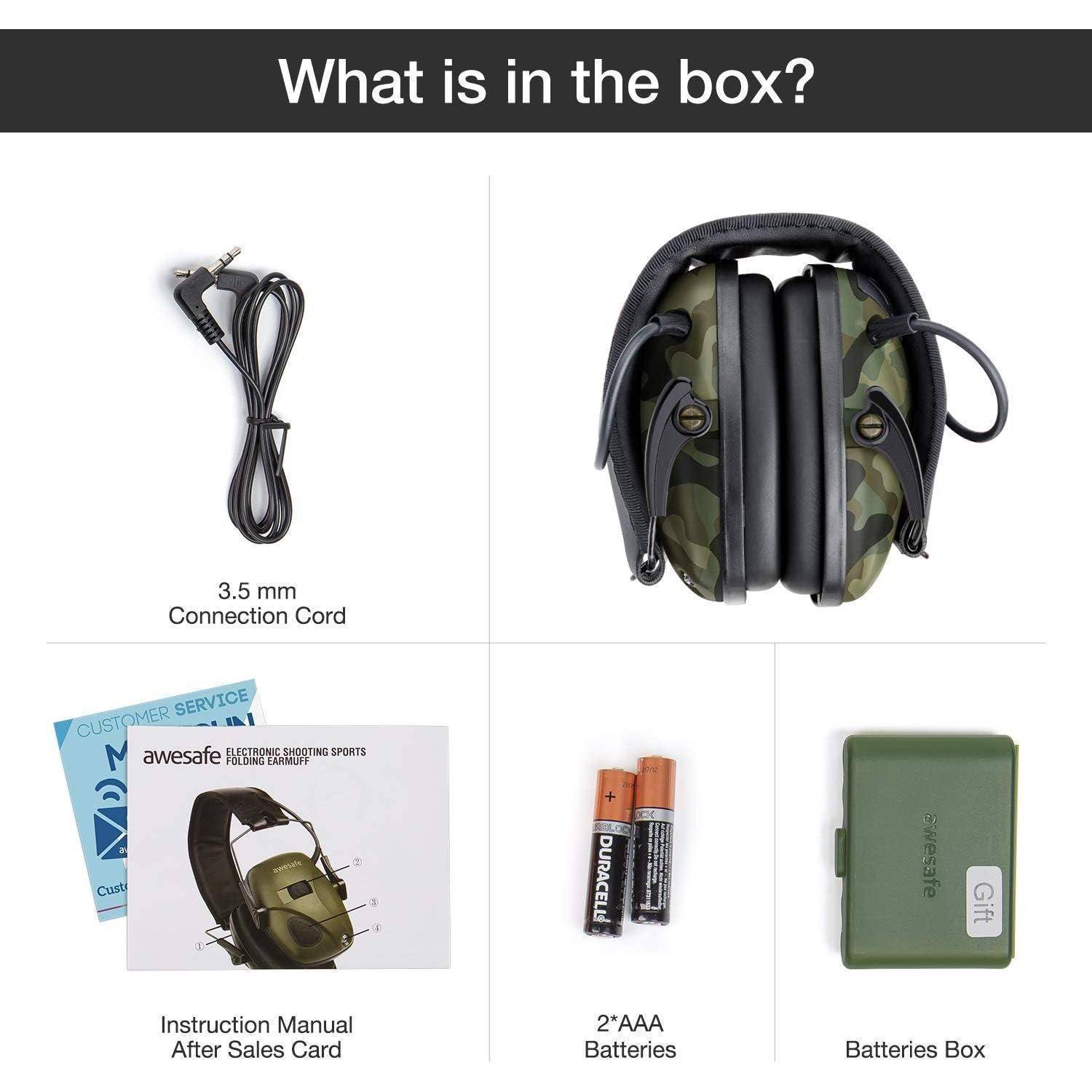 Das Bild zeigt Inhalte, die in einer Box enthalten sind: ein 3,5-mm-Verbindungskabel, ein tarnfarbenes Headset, eine Bedienungsanleitung, eine Kundendienst-Karte, zwei AAA-Batterien und eine Batterienbox.