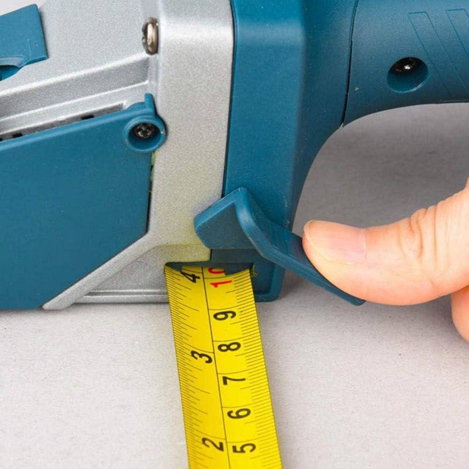 Ein blaues und silbernes Werkzeug wird gezeigt, wie es 15 Zentimeter auf einem gelben Maßband misst. Ein Daumen einer Person hält das Maßband an Ort und Stelle.