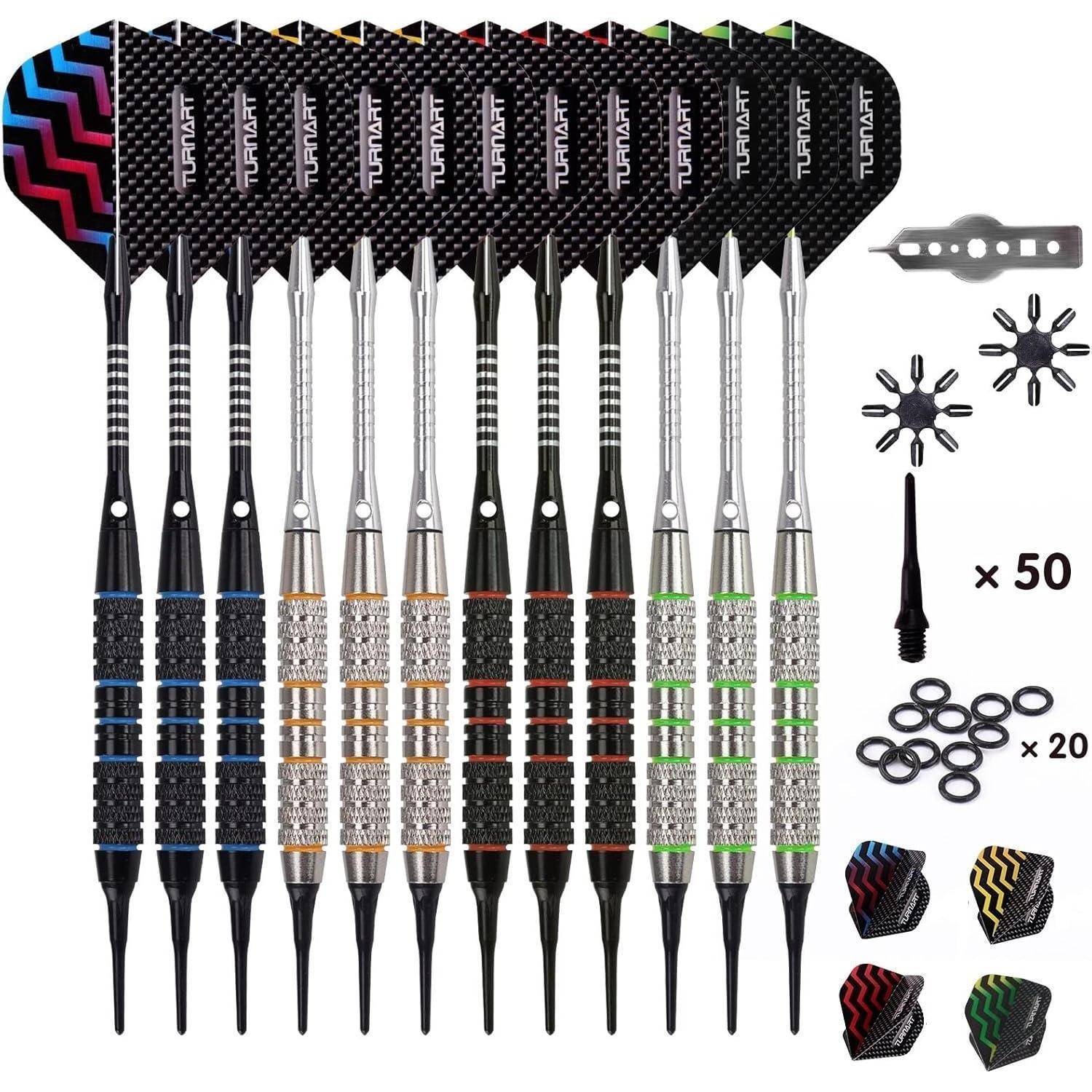 Set von 12 Dartpfeilen mit verschiedenen Designs, Metallspitzen, schwarzem und silbernem Griff, zusätzlichen Flugspitzen und O-Ringen; ordentlich angeordnet.