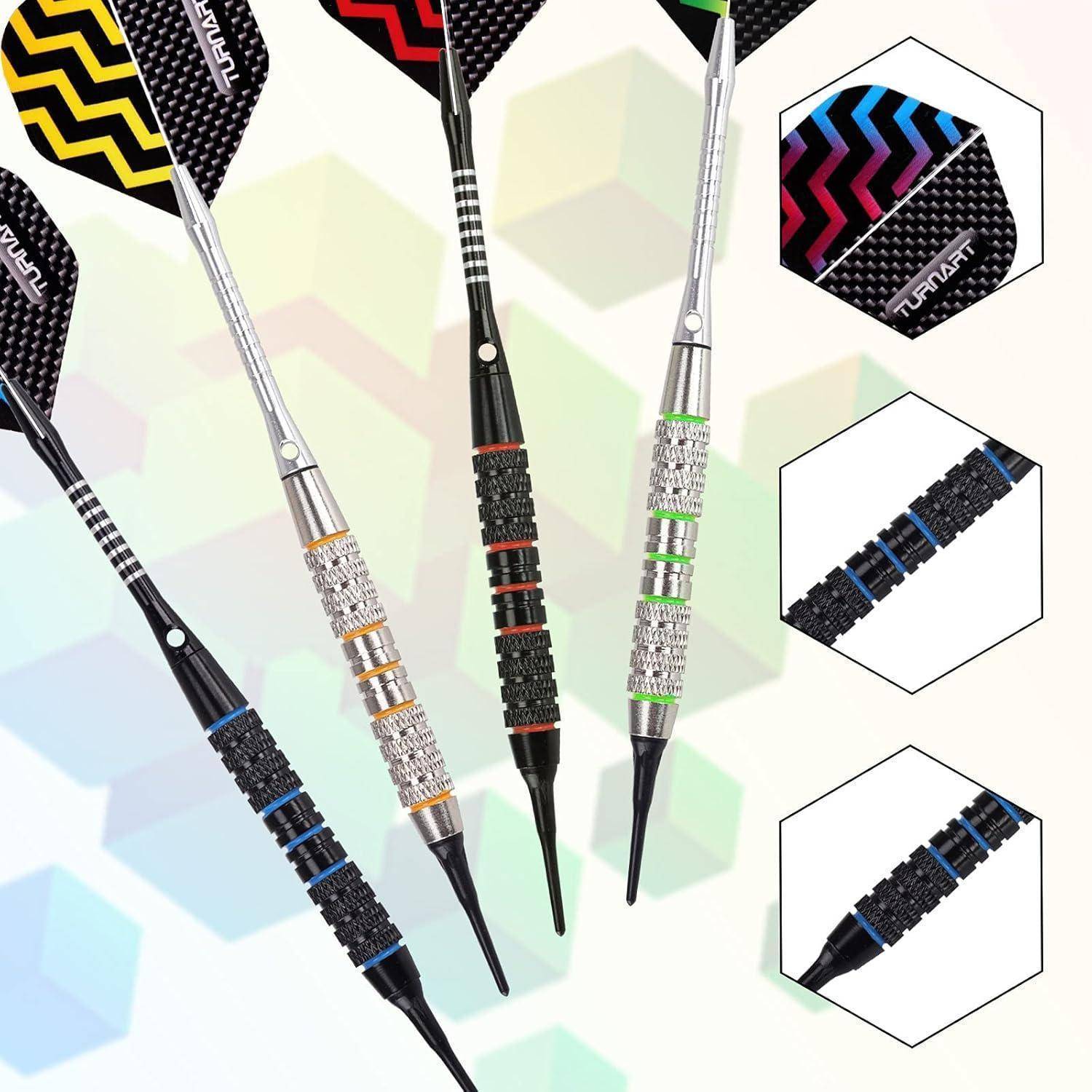 Vier Pfeile in verschiedenen Farben mit strukturierten Griffen und Flights mit Chevron-Mustern. Drei sechseckige Einsätze zeigen verschiedene Designs.