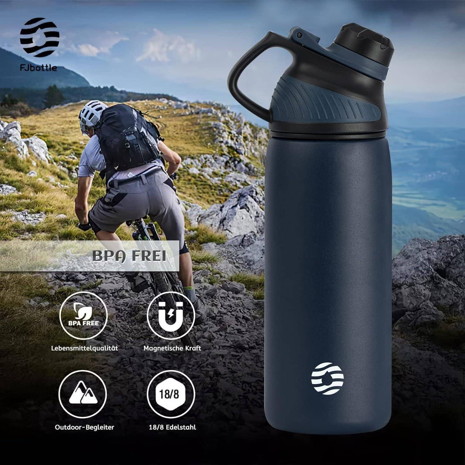 Ein Wanderer bewegt sich in einer felsigen Landschaft bergauf, während eine schwarze Wasserflasche mit Deckel prominent präsentiert wird. Text auf der Flasche lautet: ‚BPA FREI.