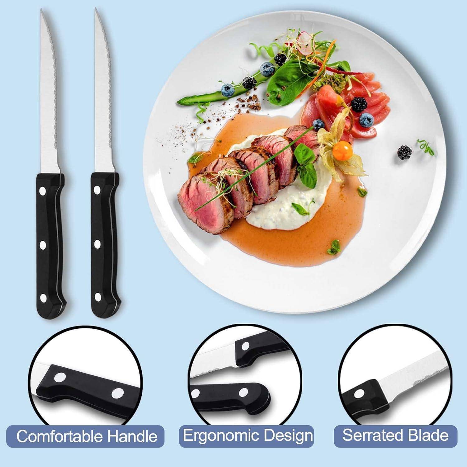 Messer-Set-Display: Zwei gezackte Messer mit schwarzen Griffen. Ein Gourmet-Gericht aus in Scheiben geschnittenem Rindfleisch, Sauce und Gemüse auf einem weißen Teller.