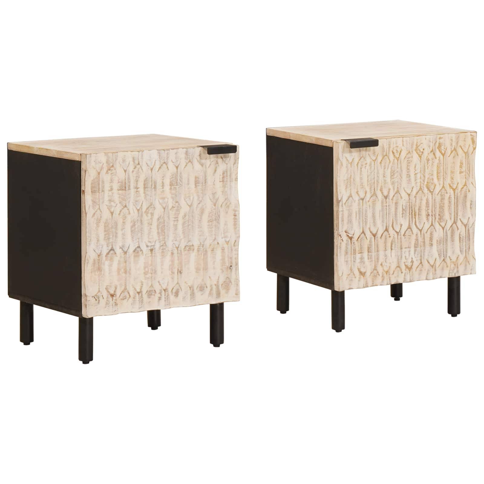 Zwei Holz-Beistelltische mit kunstvollen geschnitzten Mustern auf ihren Türen, schwarzen Seiten und Beinen. Das Design ist geometrisch mit einer natürlichen Oberfläche.