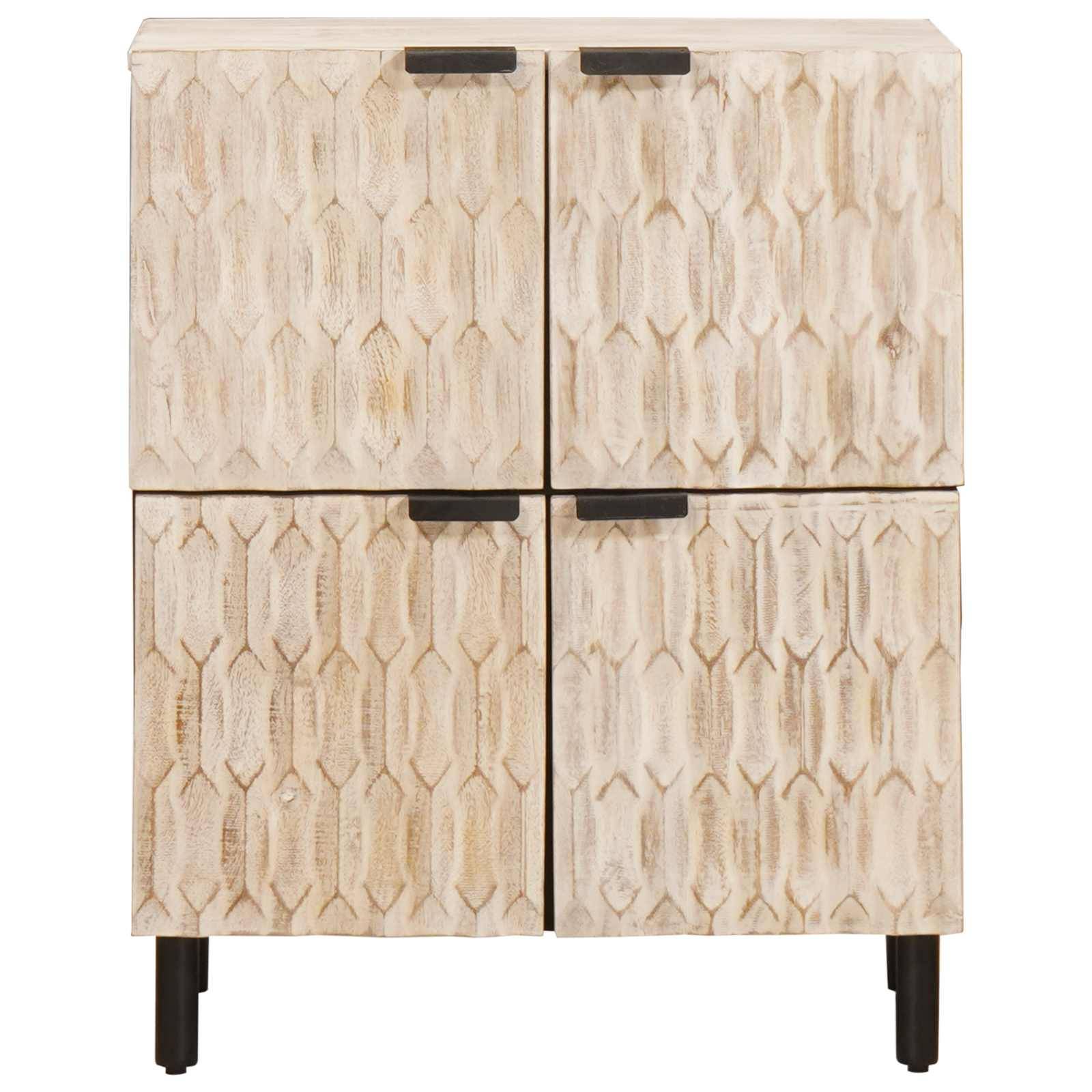 Ein Holzschrank mit einem strukturierten geometrischen Muster auf seinen vier Türen, versehen mit schwarzen Griffen und auf kurzen schwarzen Beinen stehend.