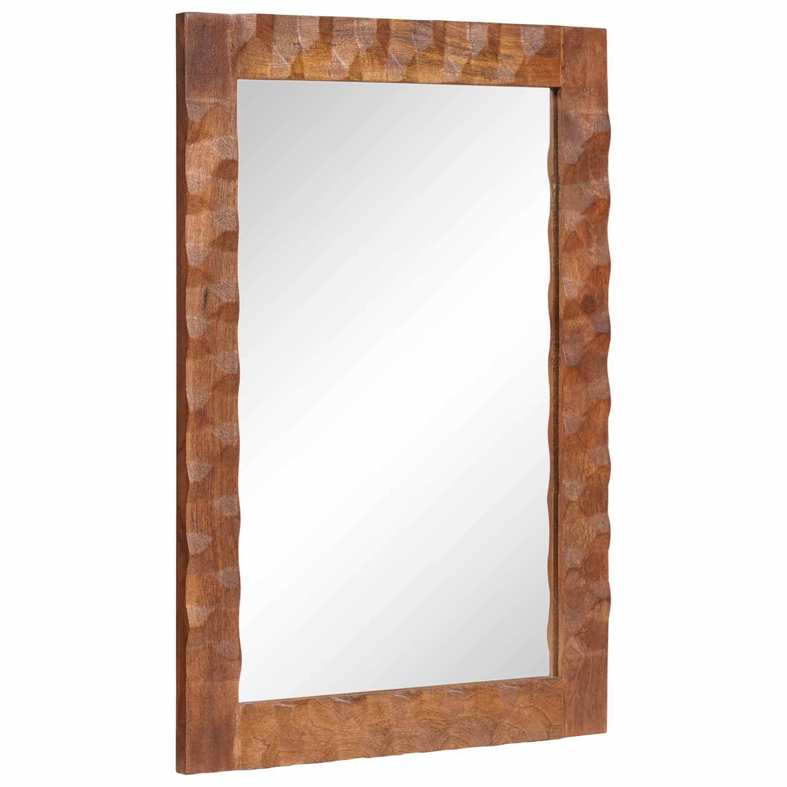 Ein rechteckiger Wandspiegel mit einem geschnitzten Holzrahmen, der ein leicht gewelltes Muster zeigt und ein zeitgemäßes Design präsentiert.