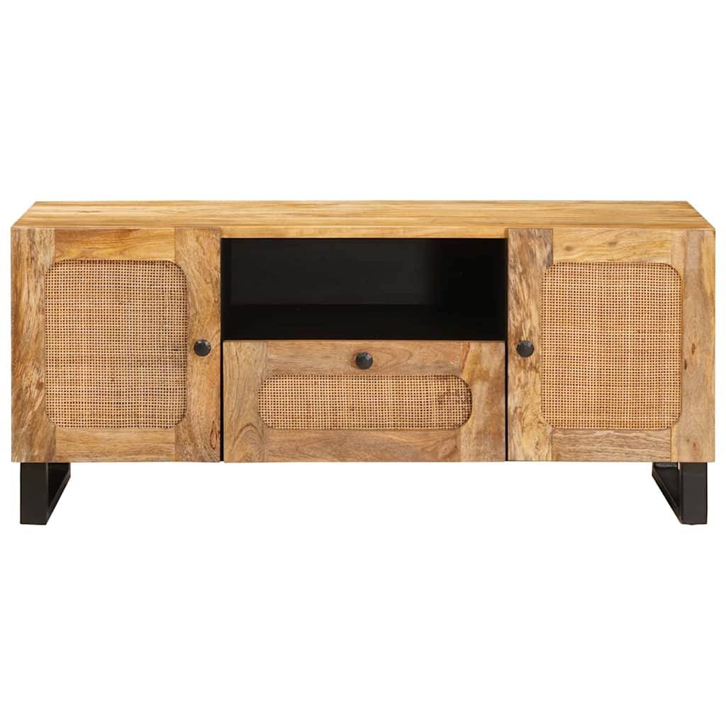 Ein Fernsehtisch aus Holz mit natürlicher Oberfläche, ausgestattet mit zwei seitlichen Schränken mit Rattantüren, einem zentralen offenen Regal und einer unteren Schublade.