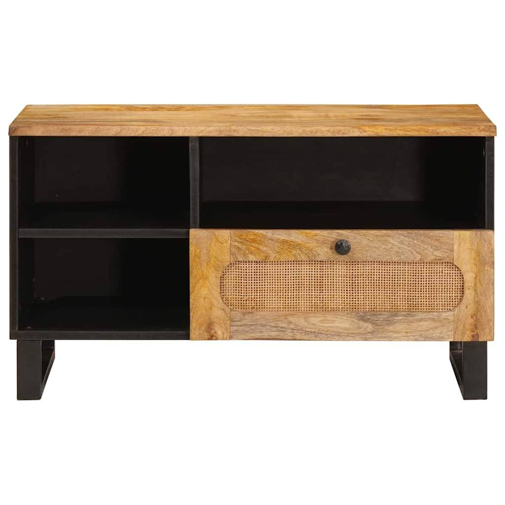 Ein Fernsehtisch aus Holz mit natürlicher Oberfläche, ausgestattet mit offenen Regalen und einer einzelnen Schublade aus Rattan an der Vorderseite, getragen von schwarzen Metallbeinen.