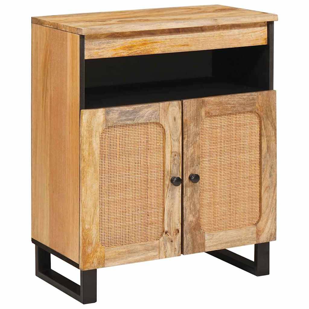 Holzschrank mit zwei geflochtenen Rattanklapptüren, einem offenen Regal und schwarzen Metallfüßen auf weißem Hintergrund.