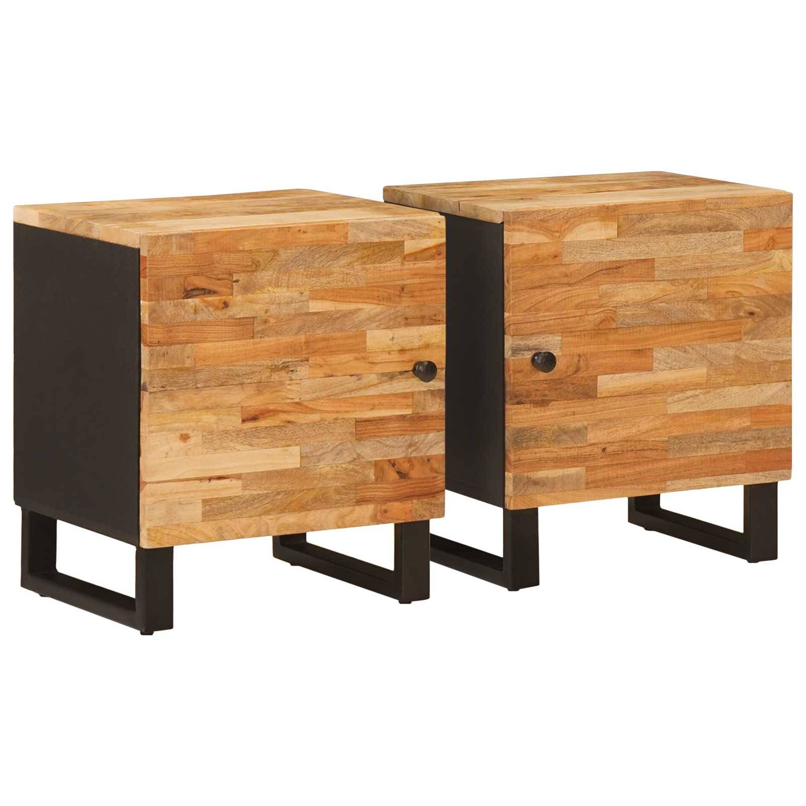Zwei Nachttische aus Holz mit schwarzen Beinen und Griffen, die eine natürliche, rustikale Oberfläche aufweisen.