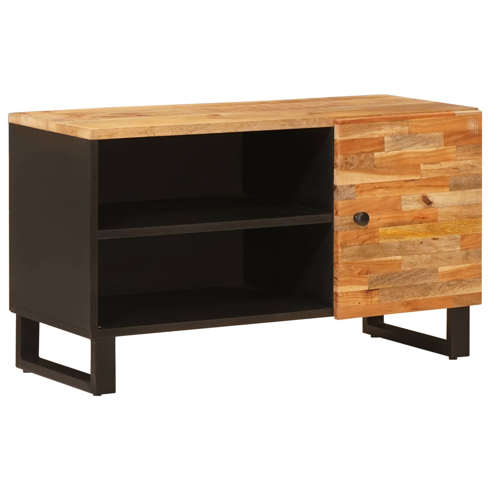 Ein Holzsideboard mit einer Kombination aus hellen und dunklen Paneelen, das rechts eine Tür und links offene Regale aufweist, und auf schwarzen Metallfüßen steht.