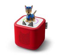 Ein roter, quadratischer Lautsprecher mit kleinen Löchern an den Seiten, auf dem eine Figur eines animierten Polizeihundes in blauer Uniform sitzt.