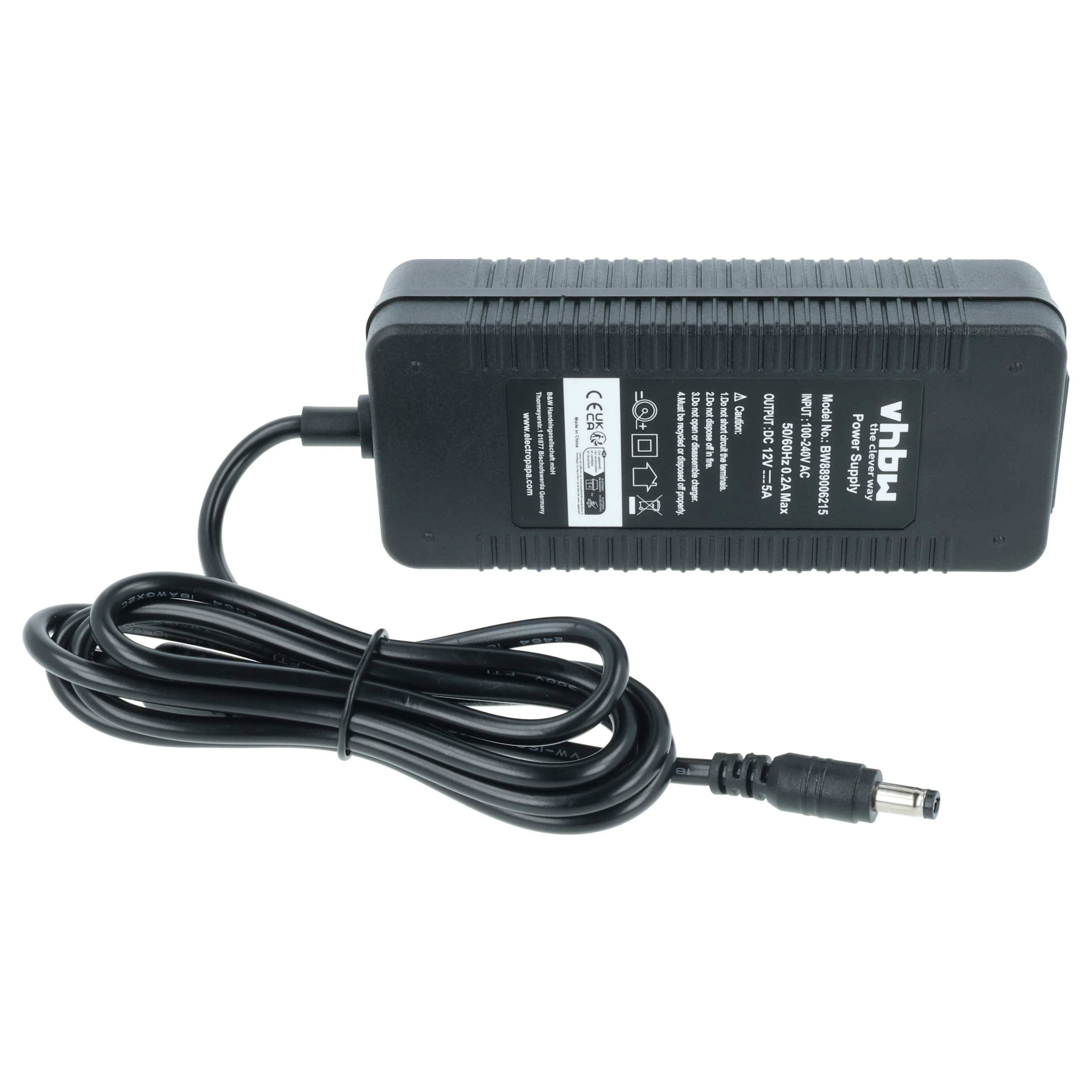 Ein schwarzes Netzteil mit angeschlossenem Netzkabel, das eine Leistungsspezifikationsetikette mit Spannungsangaben und Sicherheitszertifizierungen aufweist.