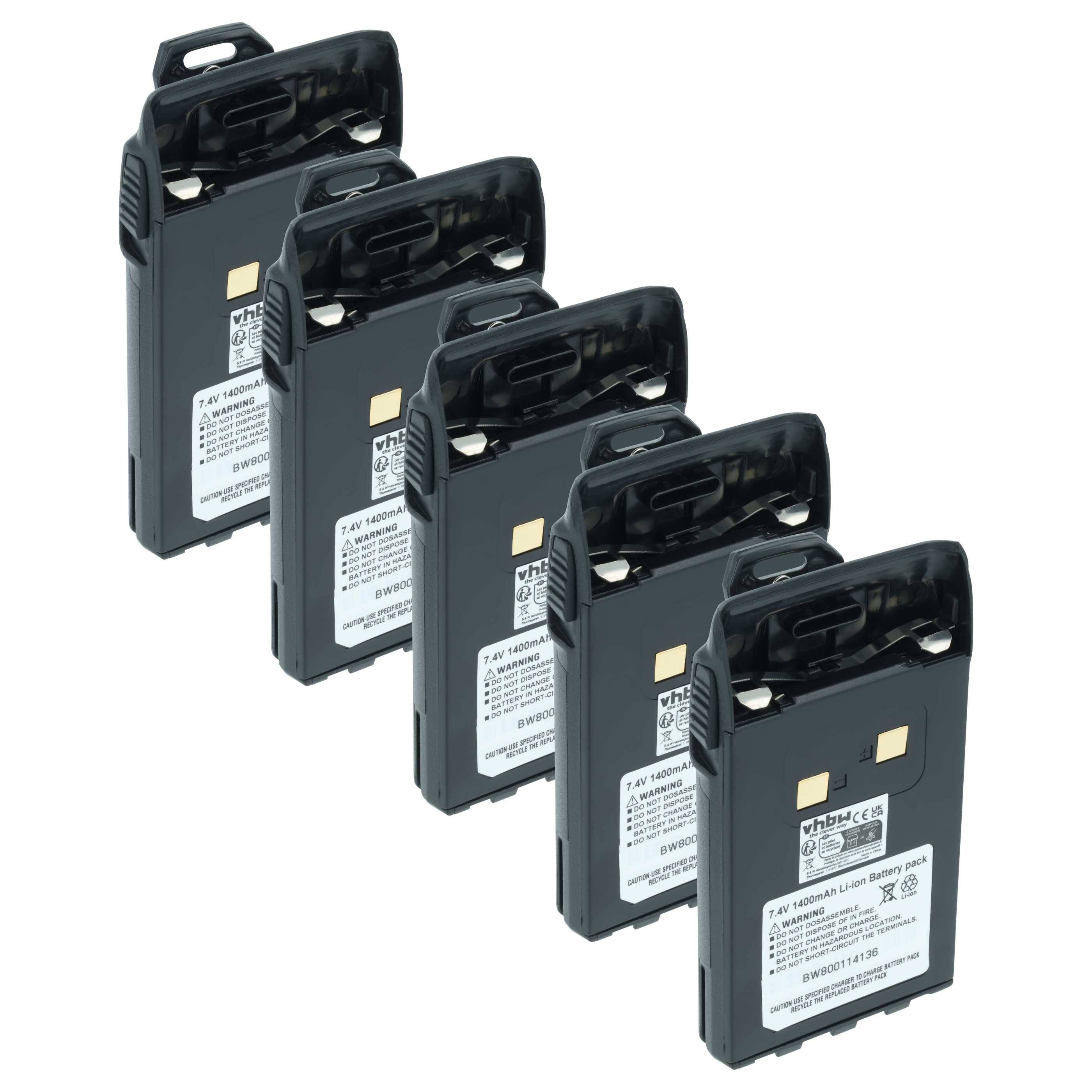 Fünf schwarze wiederaufladbare Batterien sind nebeneinander aufgereiht, jede mit sichtbaren Etiketten und goldenen Kontakten auf der Oberseite, was auf einen Batteriesatz hinweist.