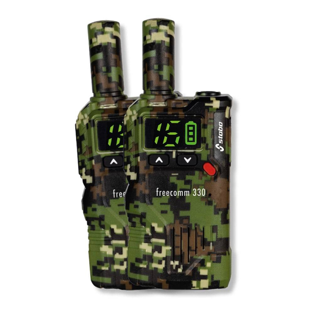 Zwei Tarnfarbene Walkie-Talkies mit digitalen Displays, die '16' anzeigen, mit der Beschriftung 'freecomm 330', werden nebeneinander präsentiert.
