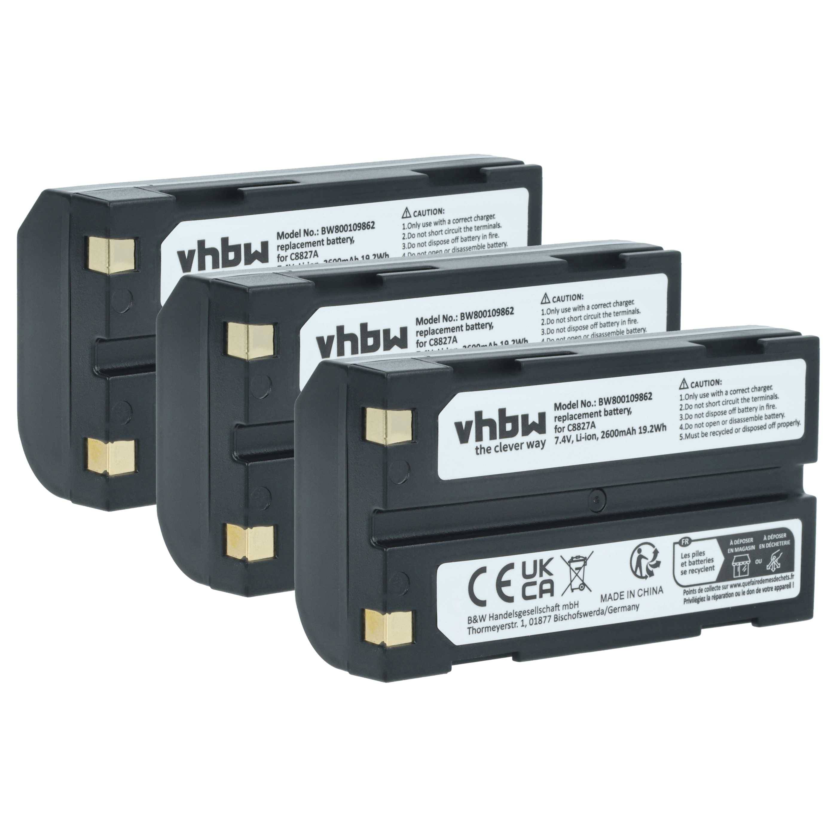 Drei schwarze Lithium-Ionen-Batterien mit weißen Etiketten, die Modellinformationen und Sicherheitssymbole zeigen, in versetzter Reihe stehend angeordnet.