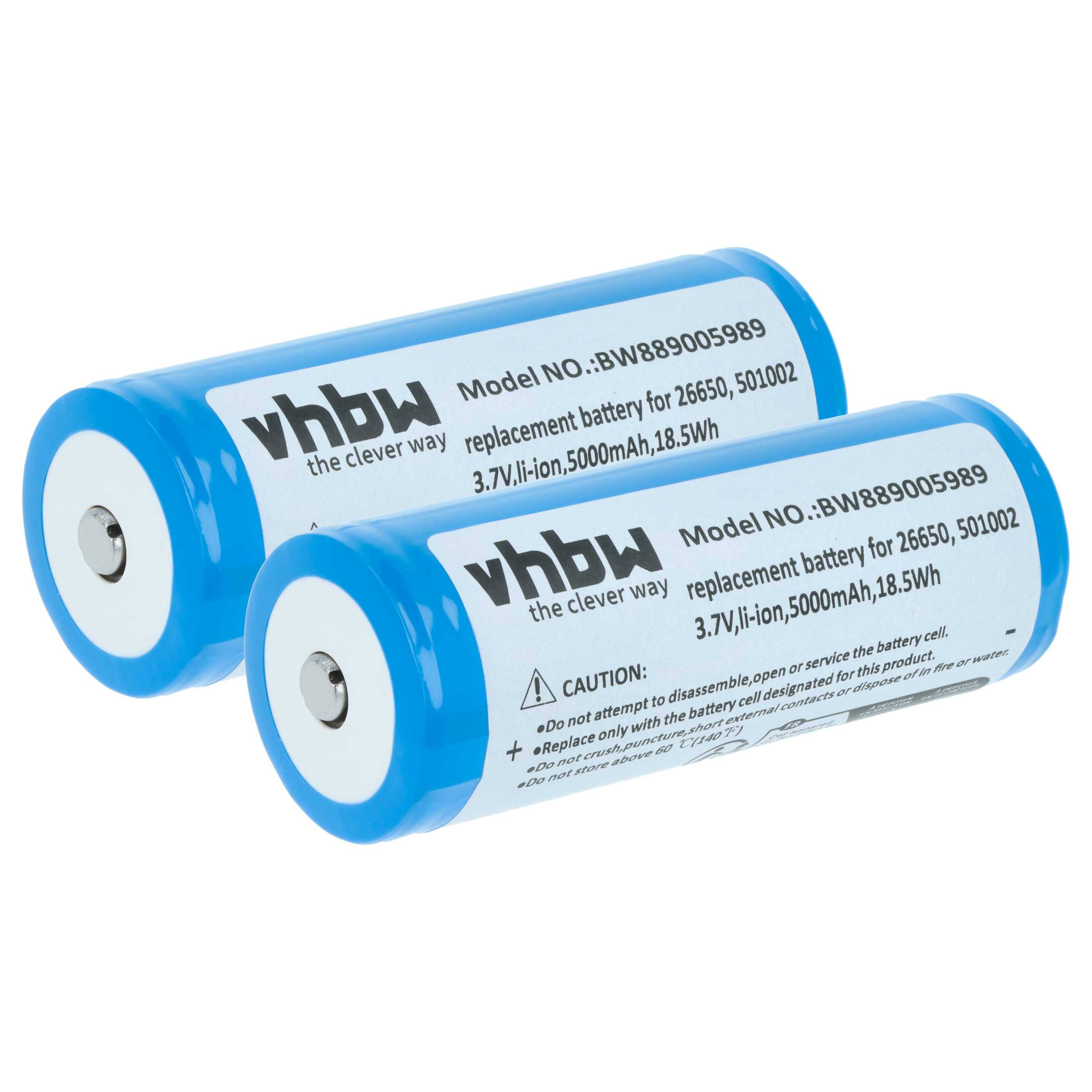Zwei blaue zylindrische Batterien mit Text: 'vhbw Modell-Nr.: BW889050989', 'Ersatzbatterie für 26650, 501002', '3,7V/Li-Ion/5000mAh/18,5Wh'.