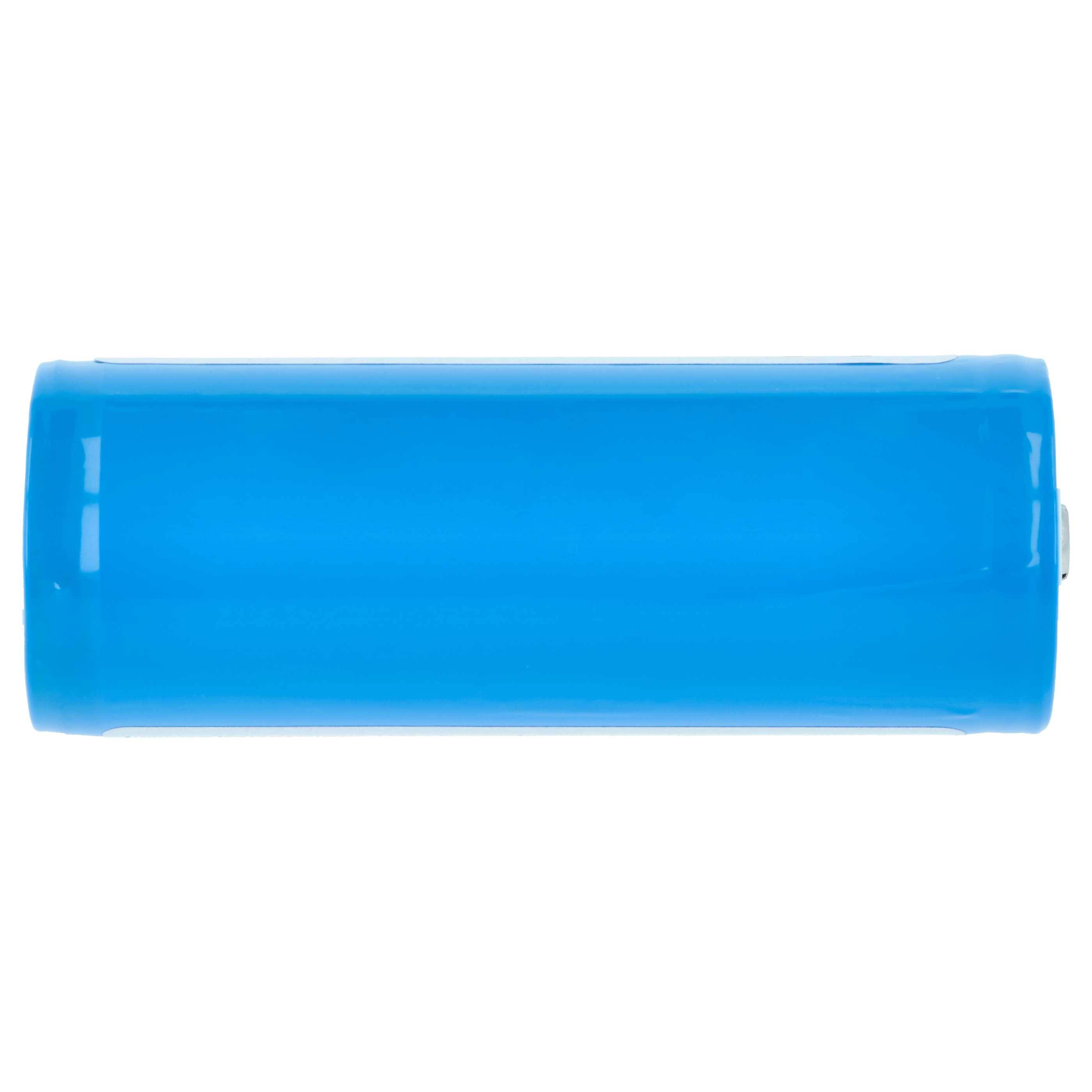 Eine blaue zylindrische Batterie, die horizontal auf einem weißen Hintergrund liegt.