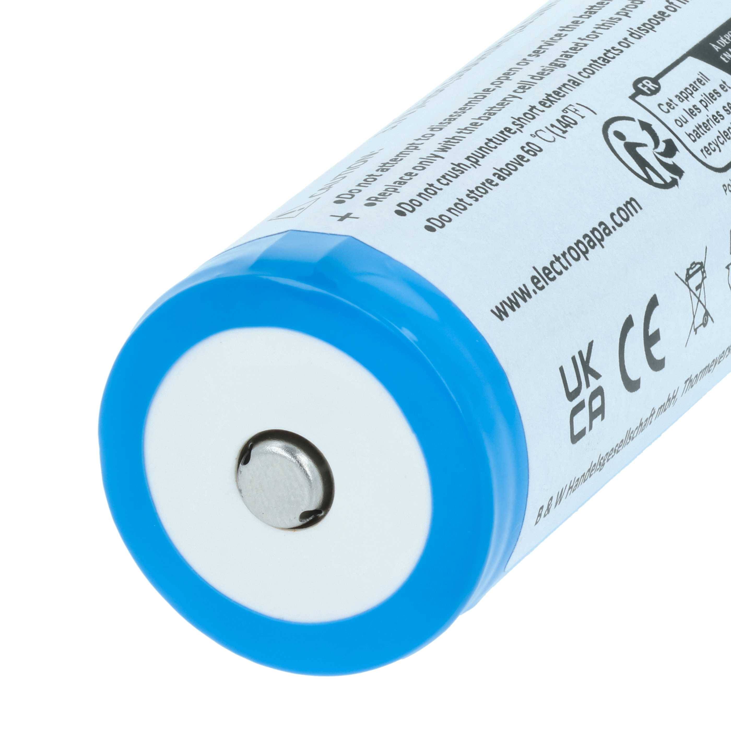 Eine zylindrische AA-Batterie mit blauem Rand liegt horizontal. Sichtbar sind Recycling-Symbole, Kapazitätsdetails und Sicherheitshinweise in kleiner Schrift.