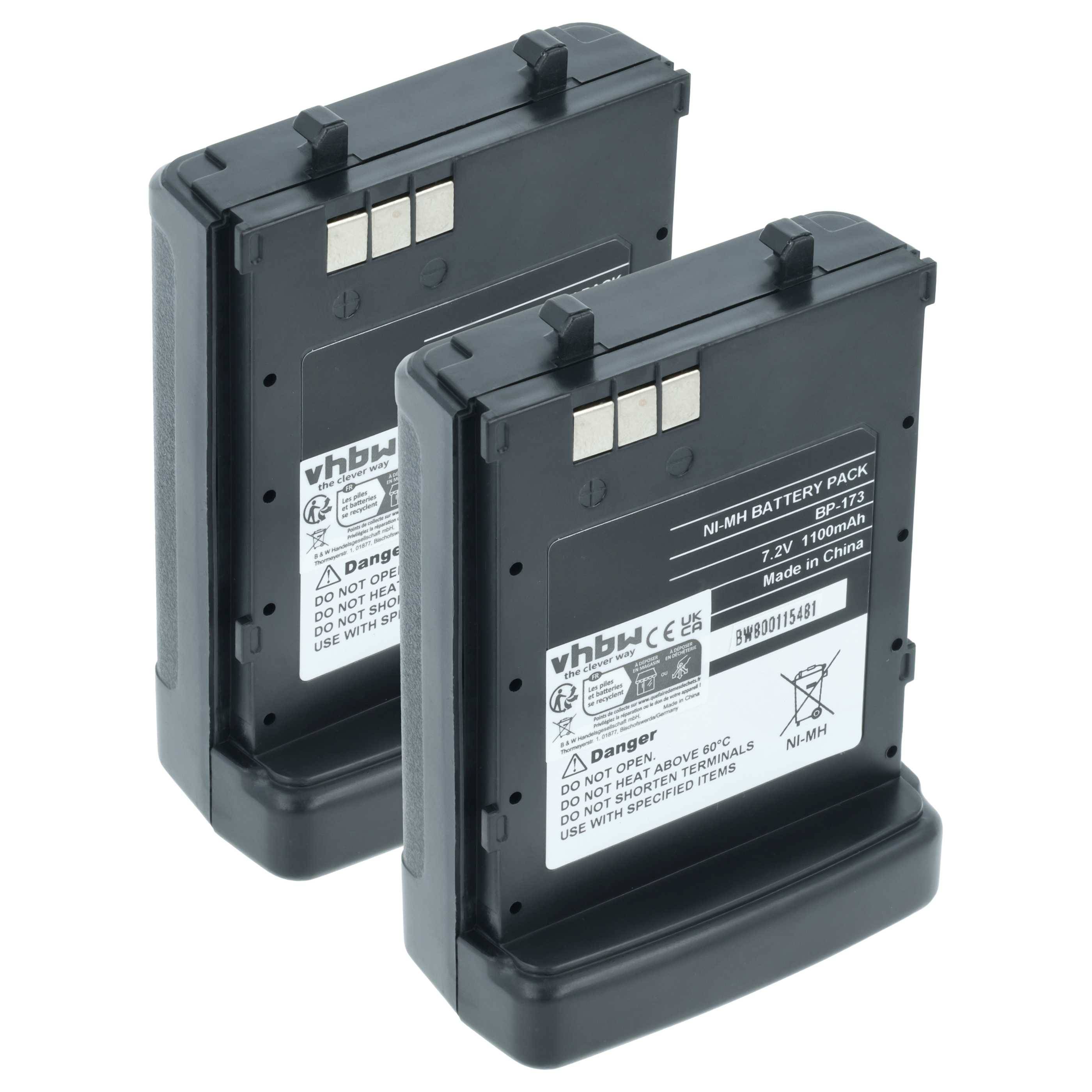 Zwei schwarze Akkupacks mit Etiketten, auf denen 