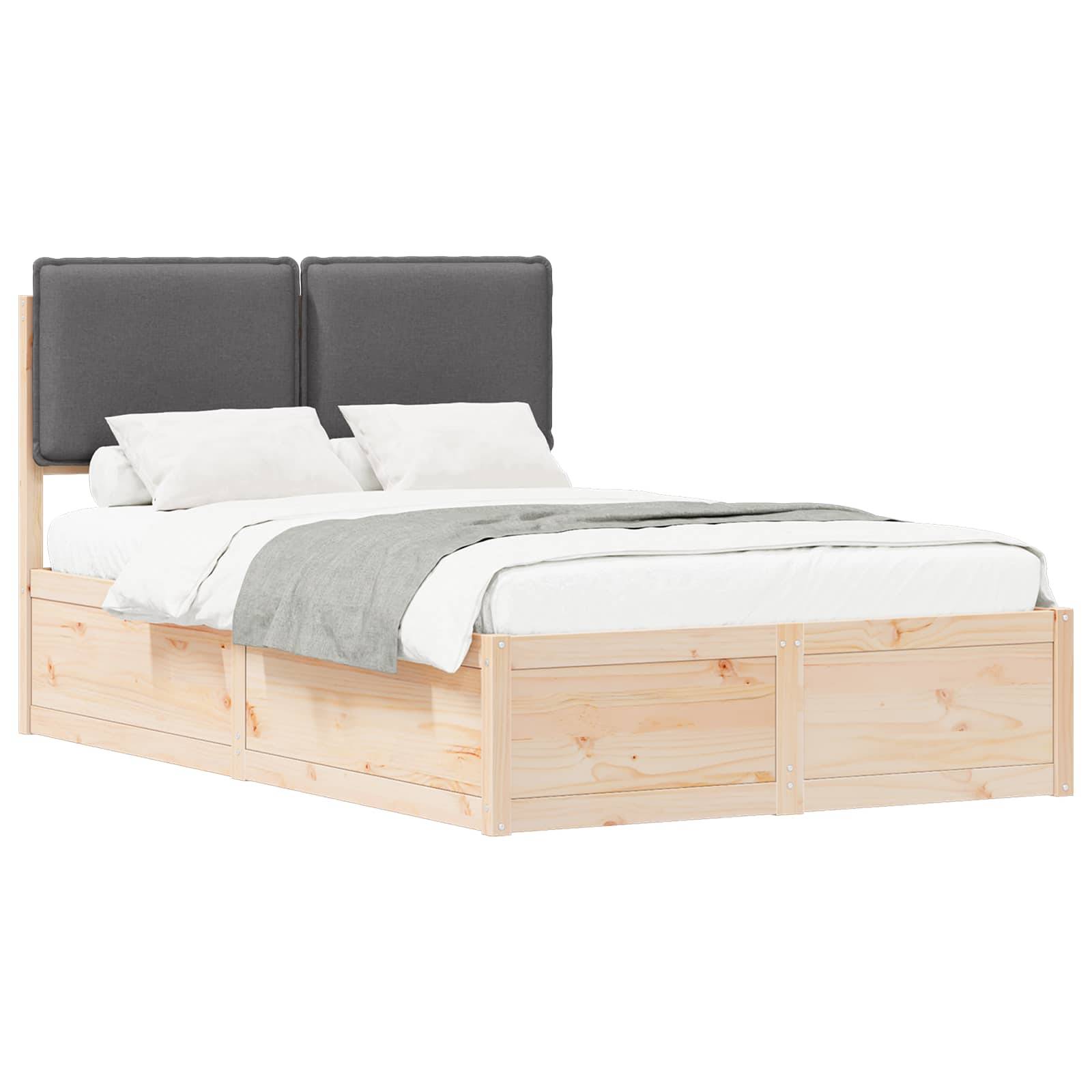 Ein Holzbettgestell mit heller Beschichtung verfügt über einen grau gepolsterten Kopfteil, eine weiße Matratze, weiße Kissen und eine graue Decke.