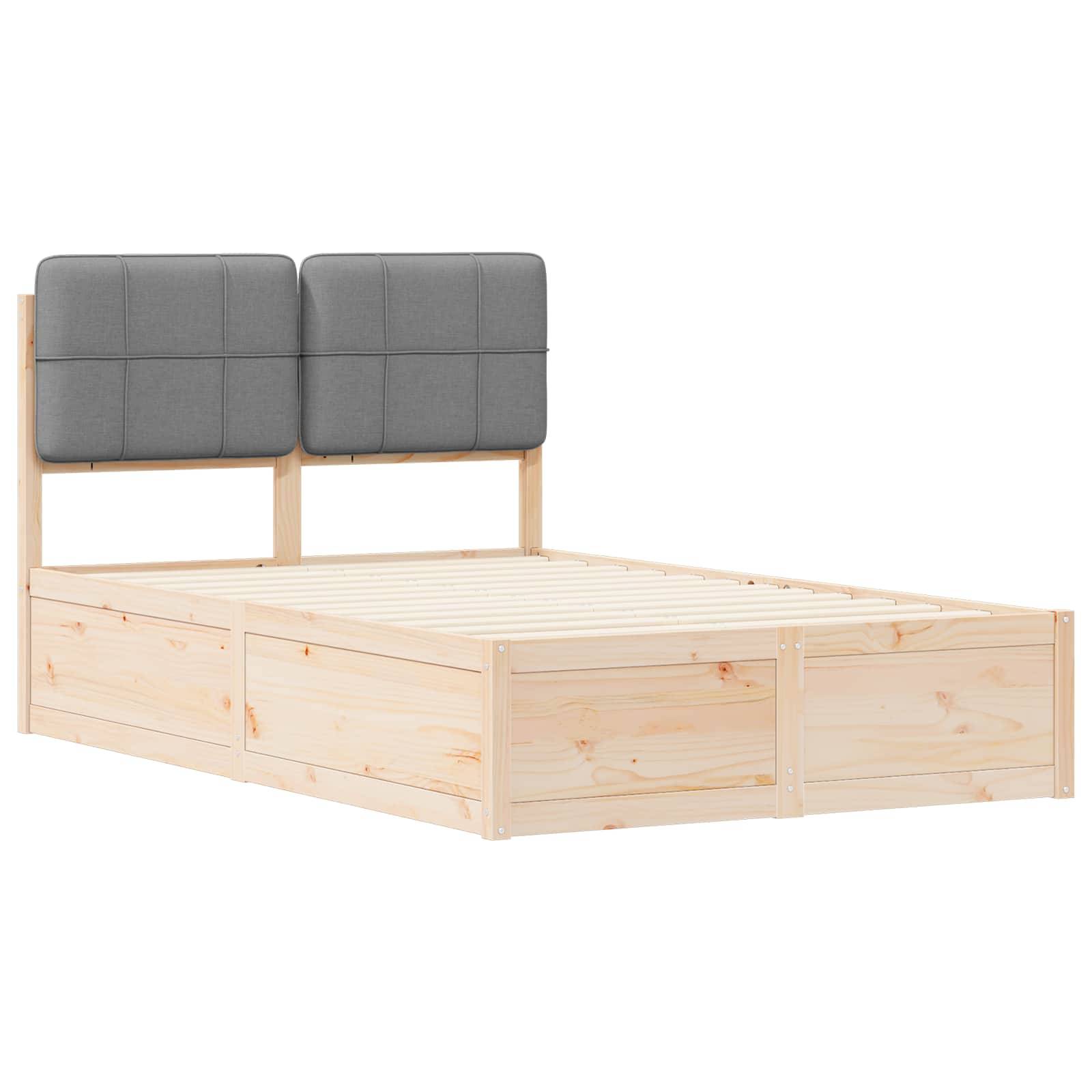 Ein Bettgestell aus hellem Holz mit Lattenrost verfügt über zwei graue gepolsterte Kopfteile.
