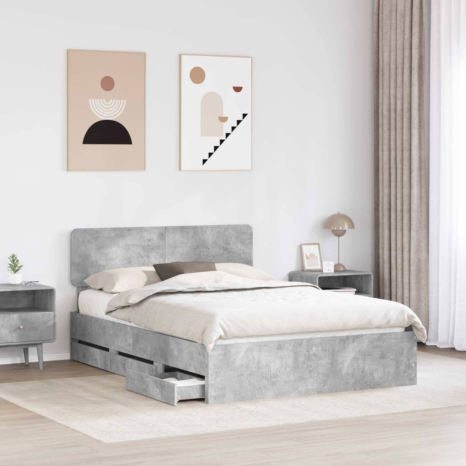Ein modernes Schlafzimmer mit einem grauen Bett mit ausziehbaren Schubladen, zwei abstrakten Wandkunstwerken, einer runden Lampe und Nachttischen.