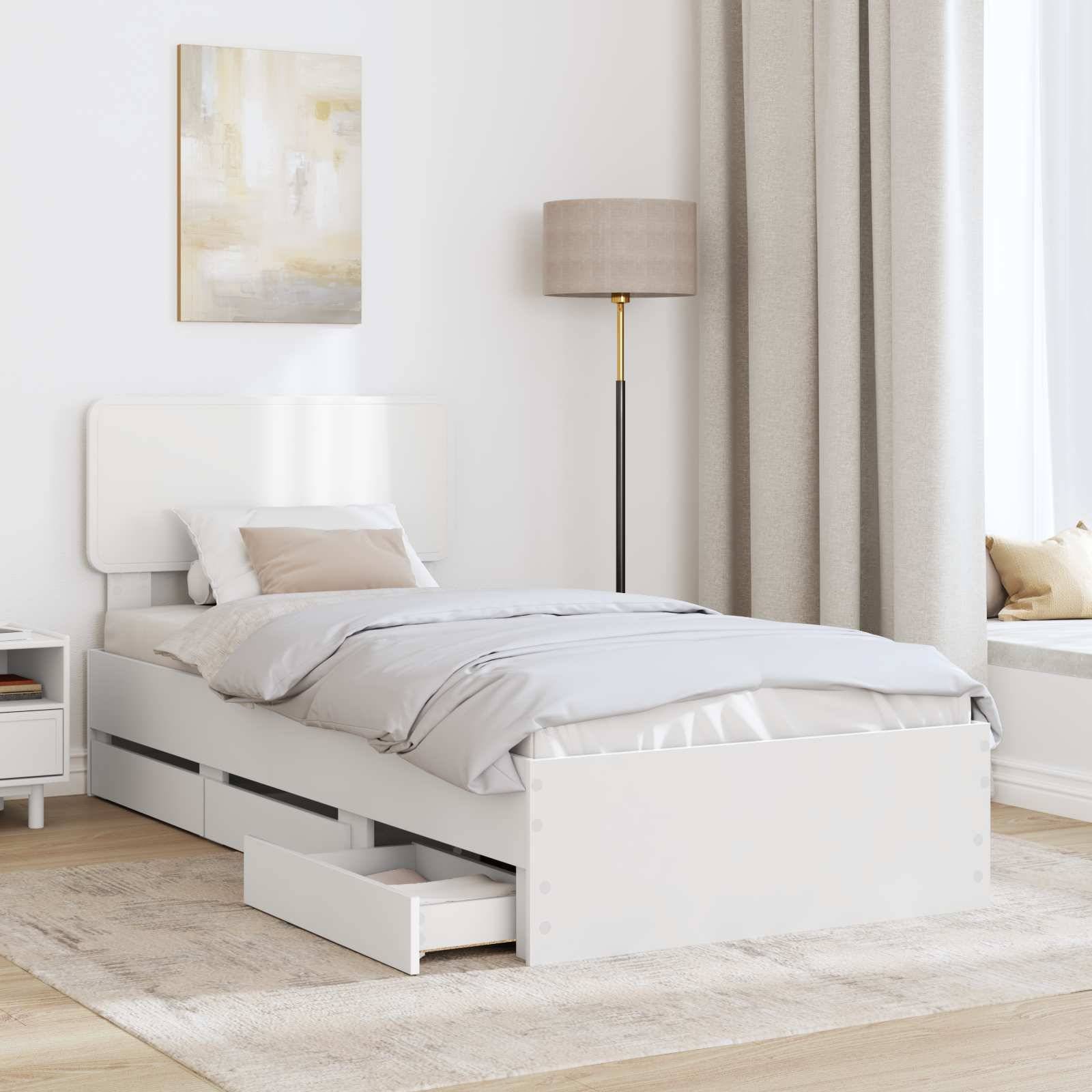 Ein minimalistisches Schlafzimmer zeichnet sich durch ein weißes Bett mit Schubladen darunter, beige Bettwäsche, eine Stehlampe, abstrakte Wandkunst und dezente Dekoration aus.