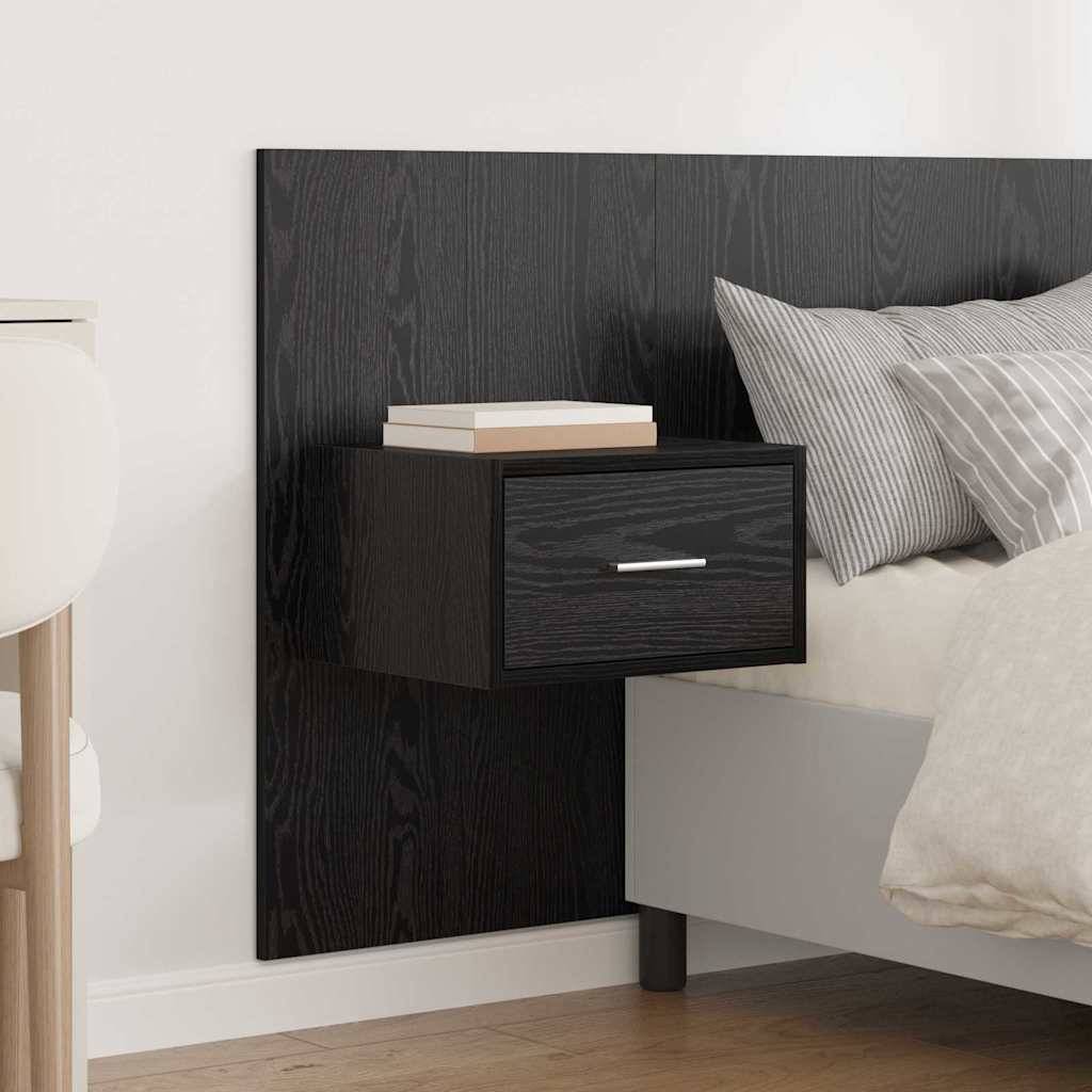 Ein modernes Schlafzimmer mit einem dunklen Holzkopfteil, einem schwebenden Nachttisch und ordentlich arrangierten gestreiften Kissen auf einem weißen Bett.
